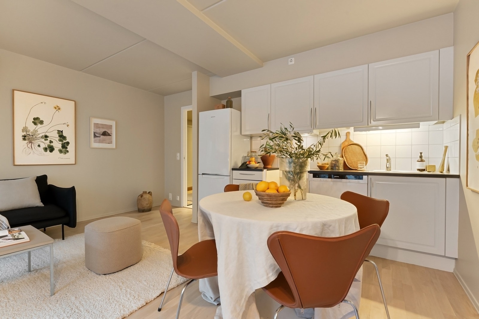 Innredningen har lyse, profilerte fronter og benkeplate av laminat med nedfelt oppvaskkum. Galleribilde