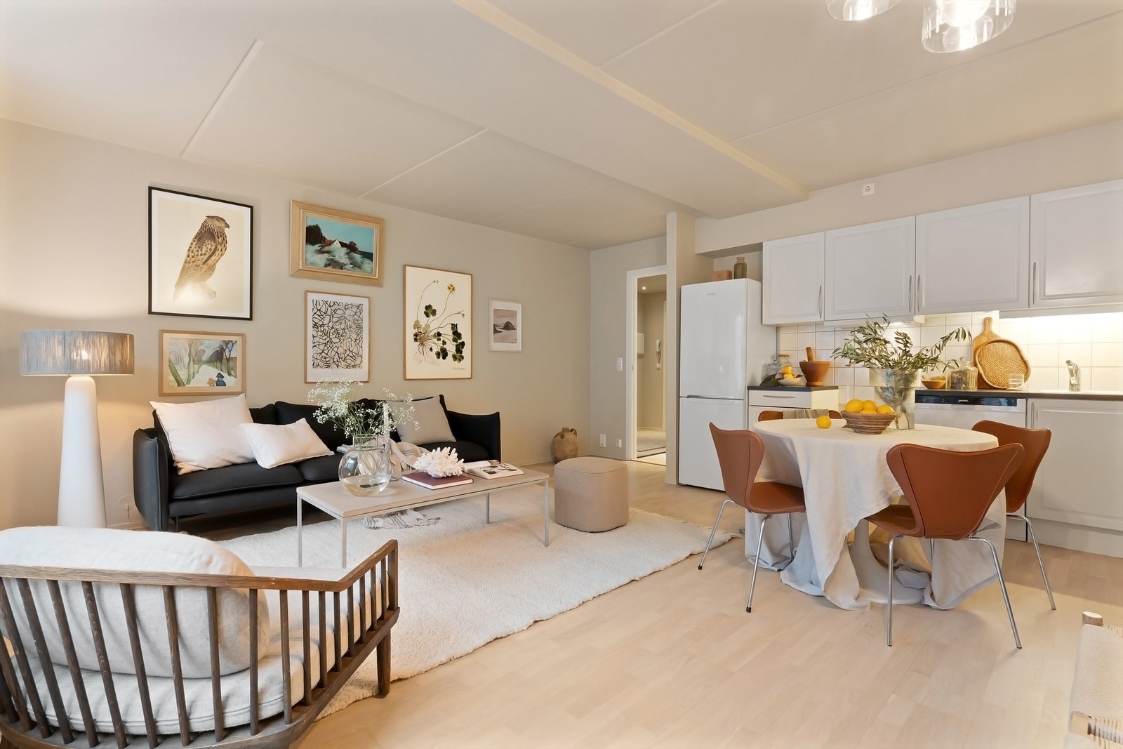 Stuen har naturlig plass til spisestuemøblement i tilknytning til både stue og kjøkken samt stuemøblement som sofa med tilhørende salongbord og tv-seksjon. Galleribilde