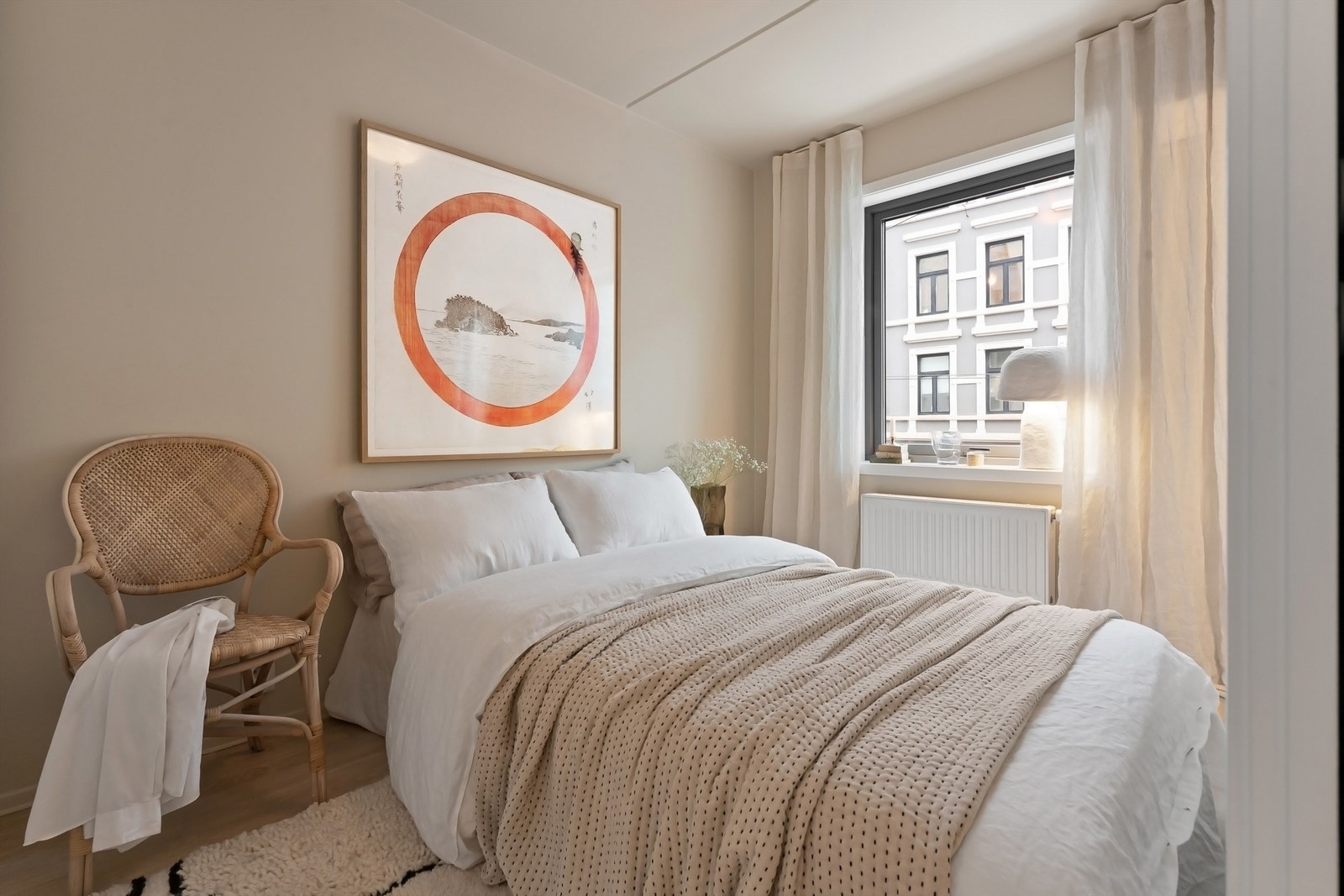 Lunt soverom av god størrelse. Rommet har adkomst gjennom to skyvedører fra stuen. Galleribilde