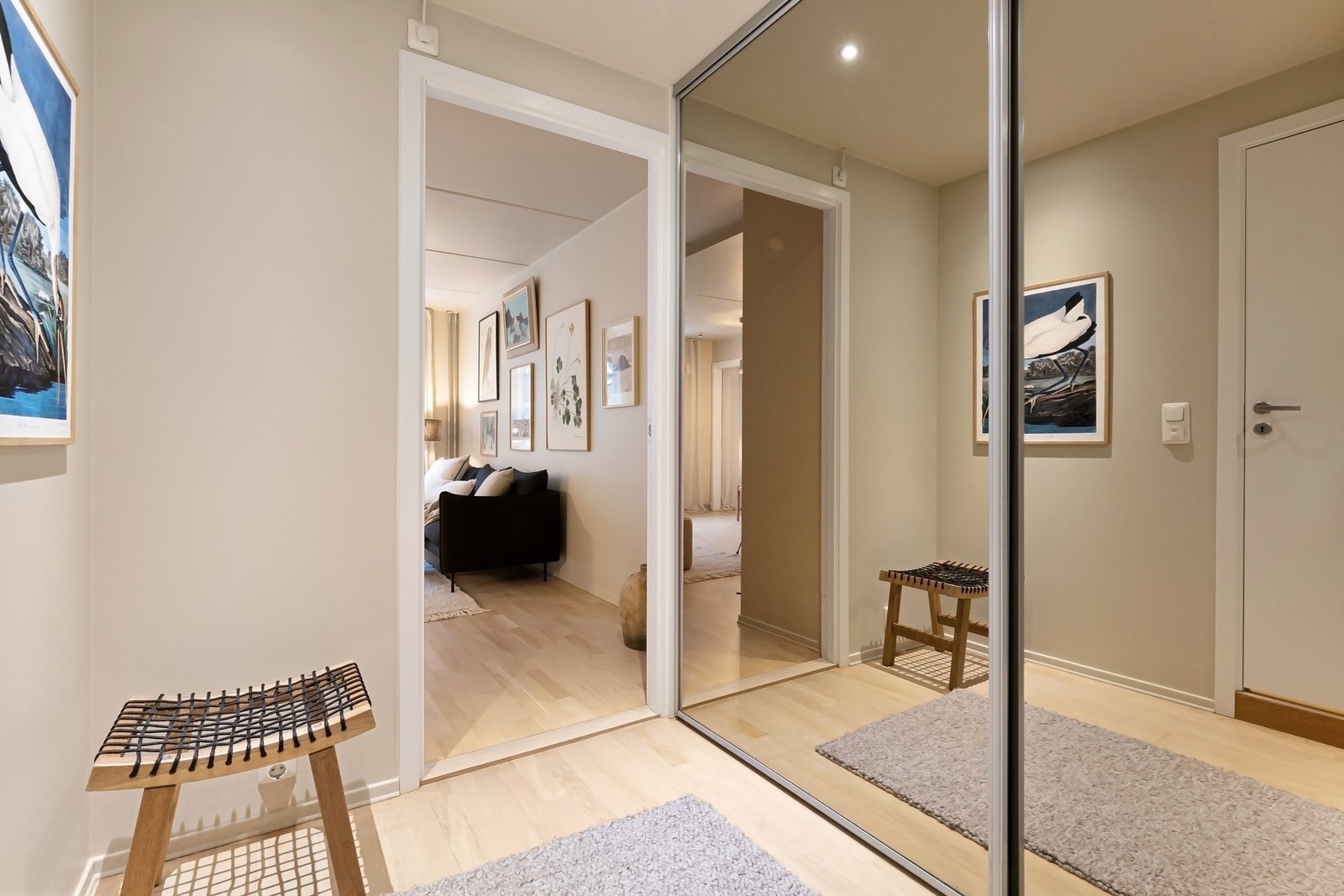 Velkommen inn! Lys og innbydende entré som er med på å gi et godt førsteinntrykk av leiligheten. Galleribilde