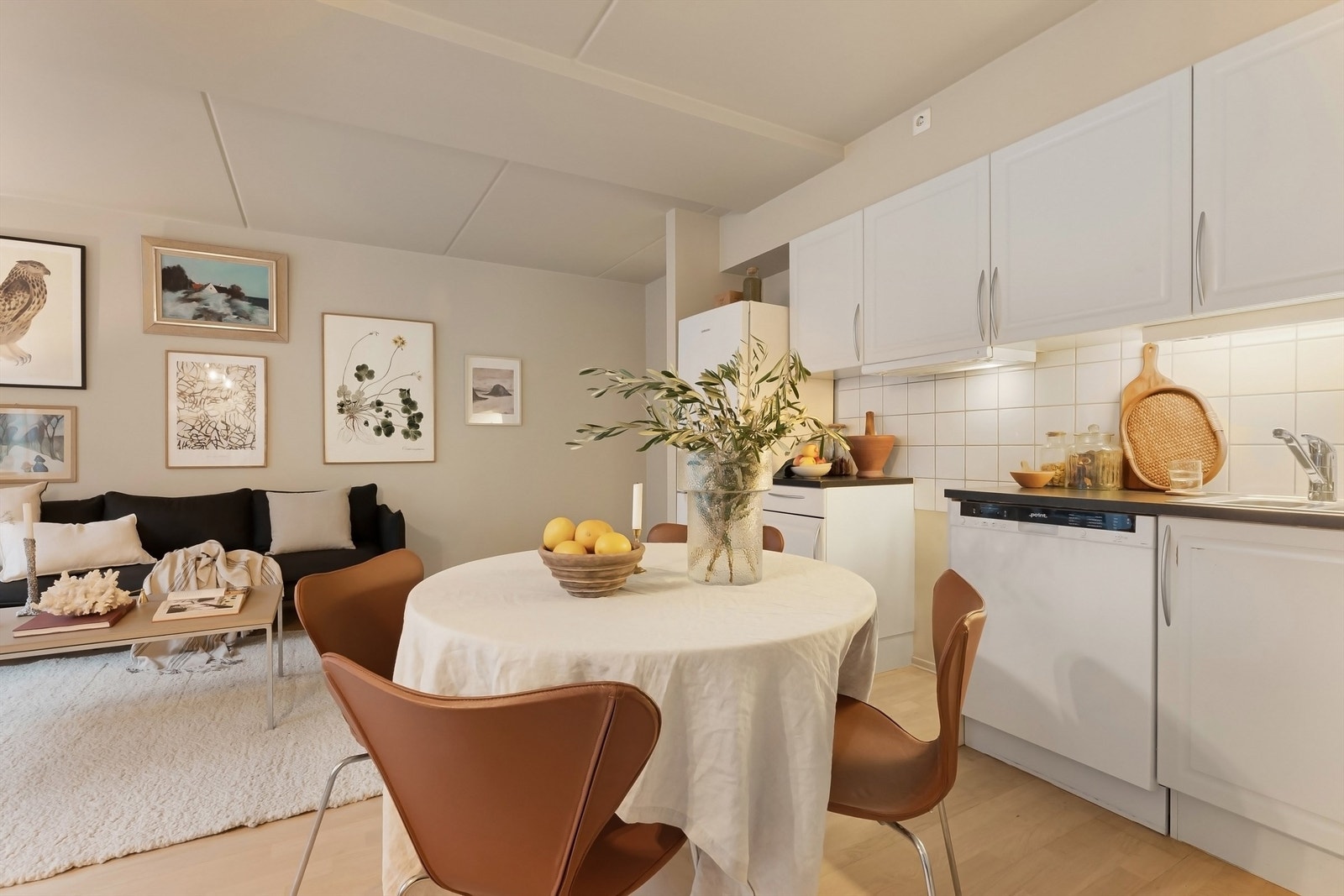 Fliser og belysning over benkeplaten. Medfølgende hvitevarer består av kjøleskap og oppvaskmaskin. Ventilator i overskap. Galleribilde