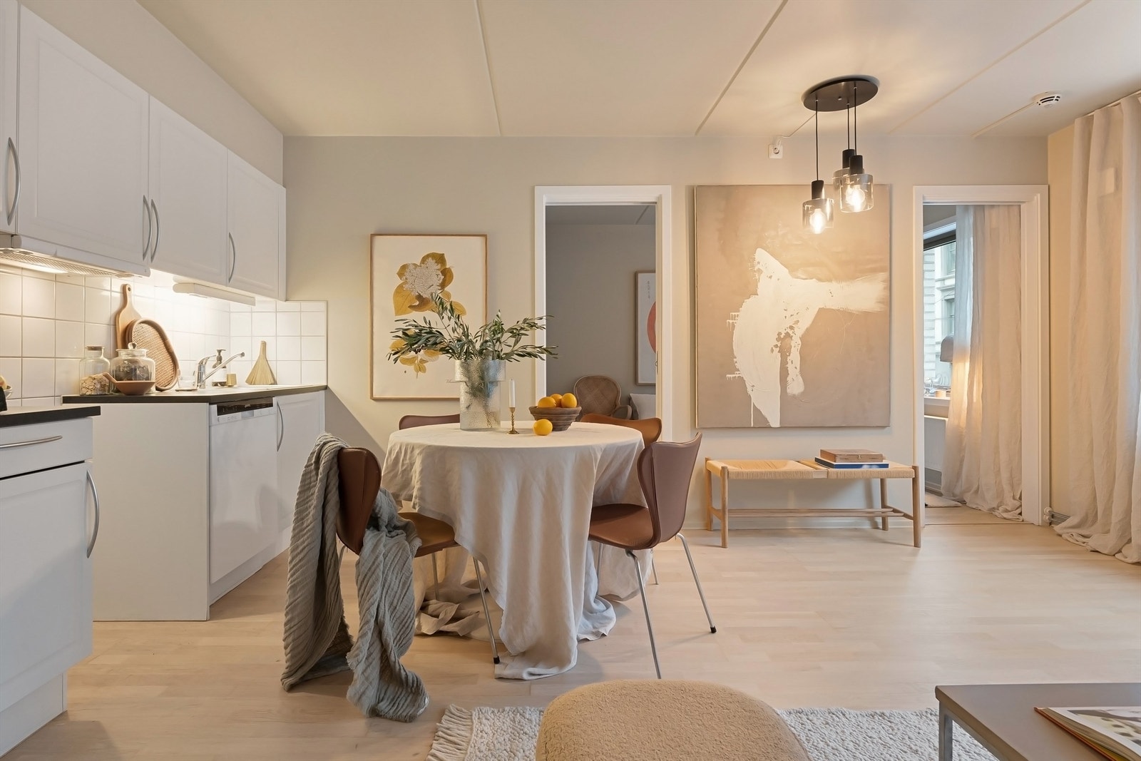 Tidløst og moderne Norema kjøkken i åpen og sosial løsning med stuen. Praktisk innredet med rikelig med skap- og benkeplass. Galleribilde