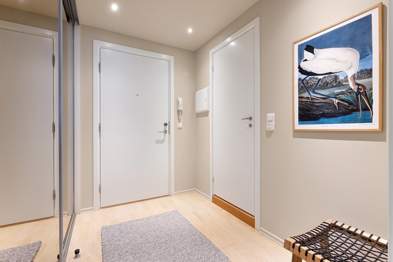 I entréen er det god plass til å henge fra seg ytterklær i romslig garderobeskap. Galleribilde