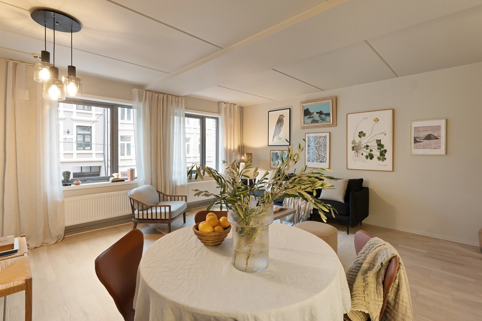 Gulvet i leiligheten er nyslipt i januar 2025. Overflatene er også nymalt i morderne fargevalg og fremstår veldig innbydende. Galleribilde