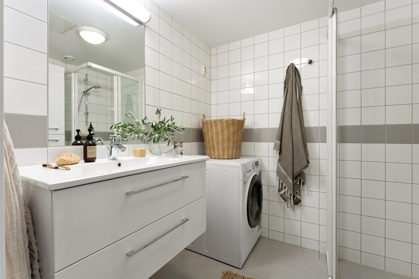 Lekkert og delikat baderom med flislagte overflater, downlights i himlingen og varme i gulvet for en lun og behagelig start på dagen. Galleribilde