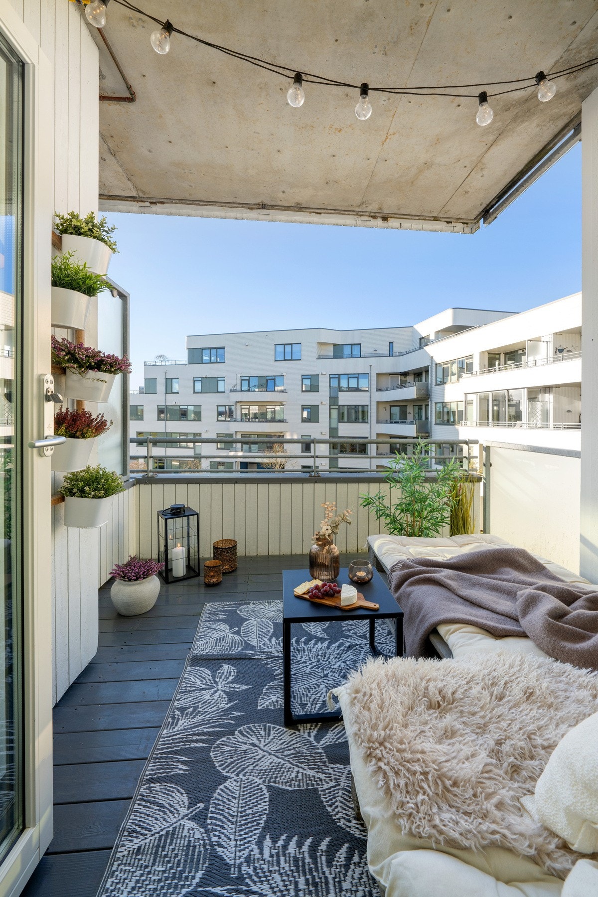 Leiligheten ligger i 3. etasje med skjermet balkong Galleribilde