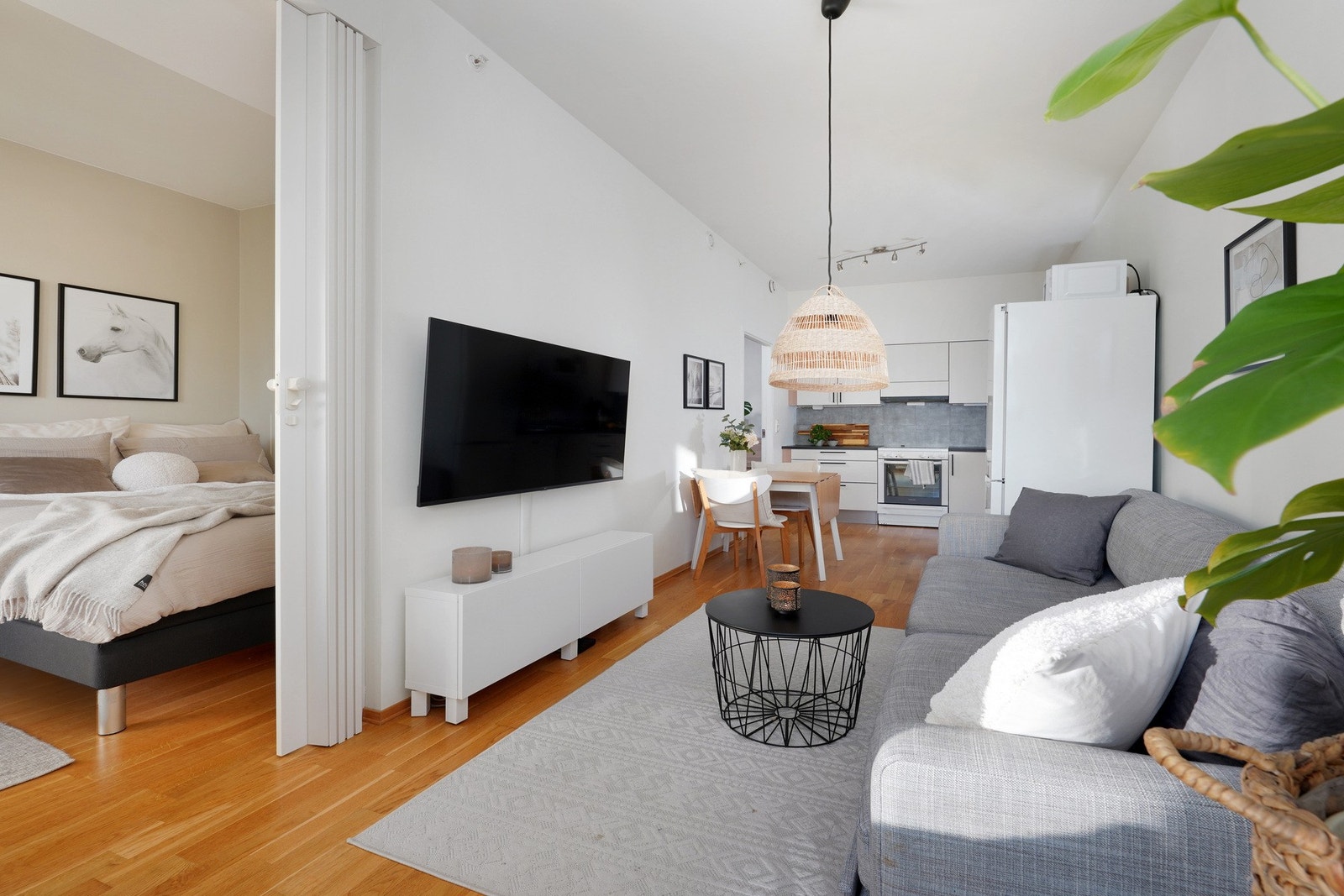 En trivelig og arealeffektiv leilighet, med god takhøyde og store vindusflater. Galleribilde