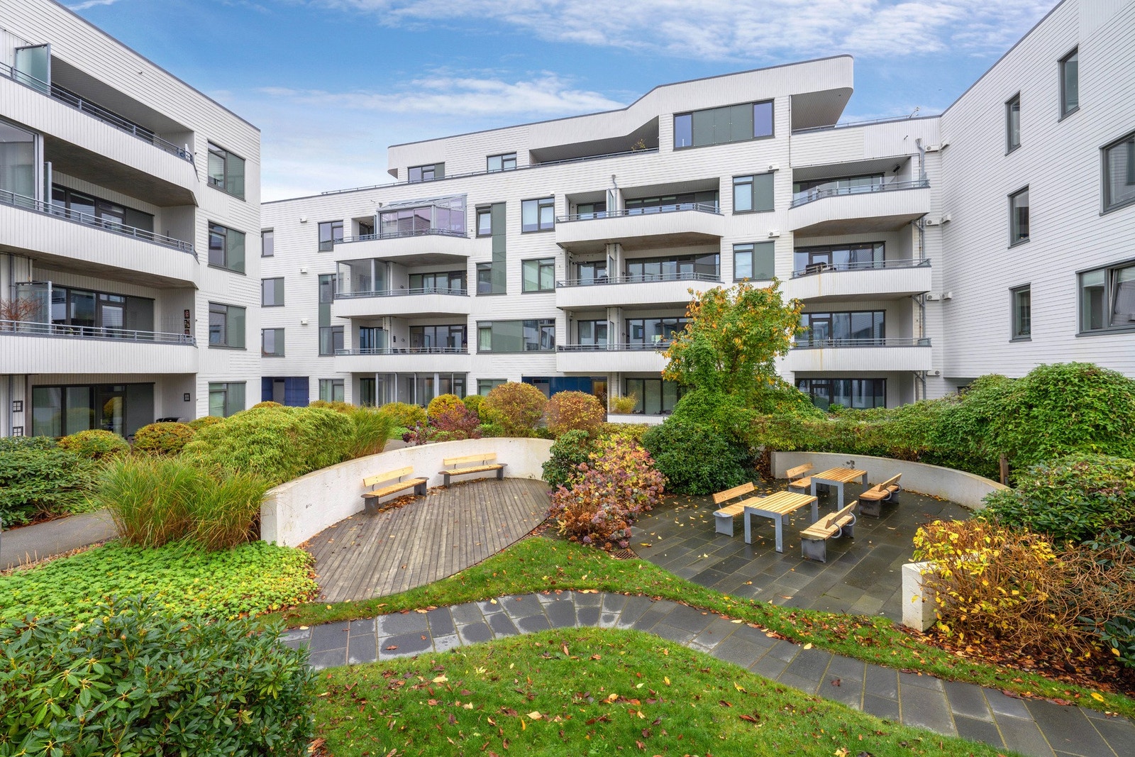 Borettslaget er godt opparbeidet og beplantet. Galleribilde