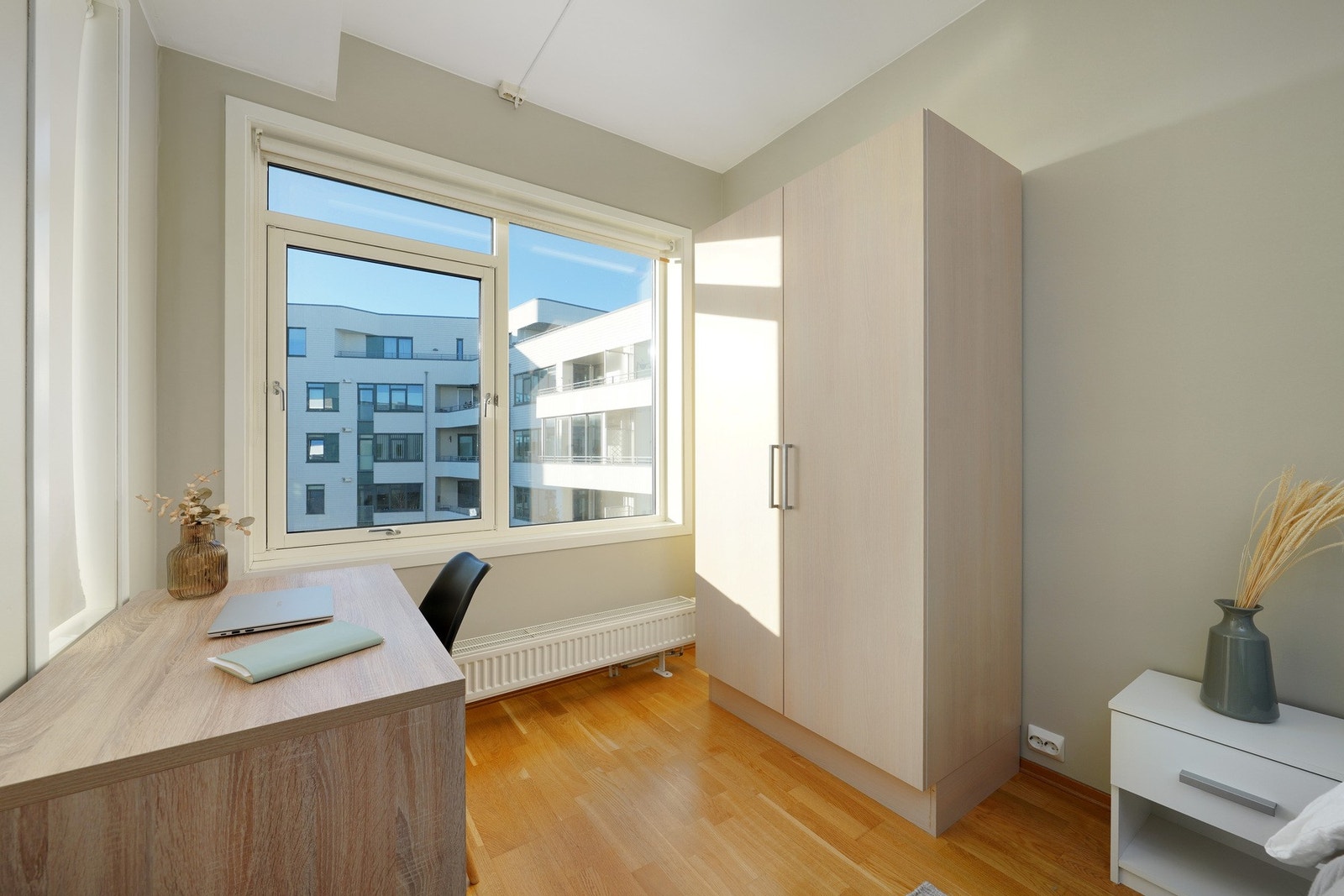 Her er det god plass på soverommet til kontorpult. Galleribilde