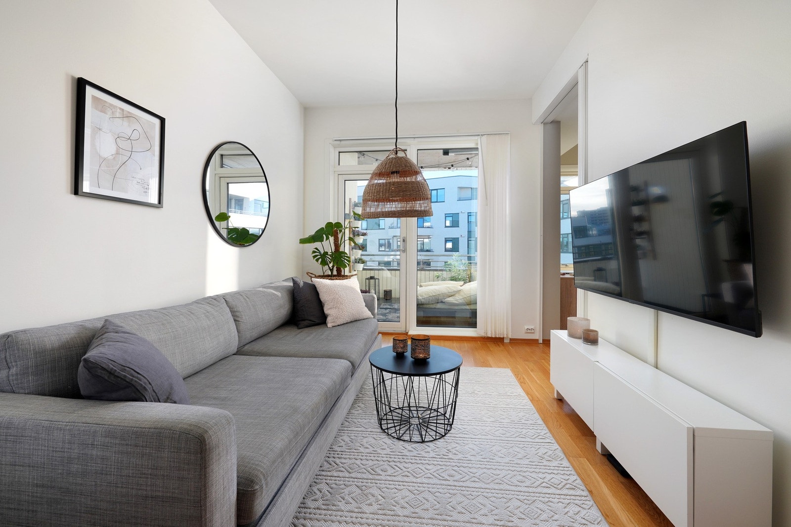 Fra stuen er det utgang til romslig balkong. Galleribilde