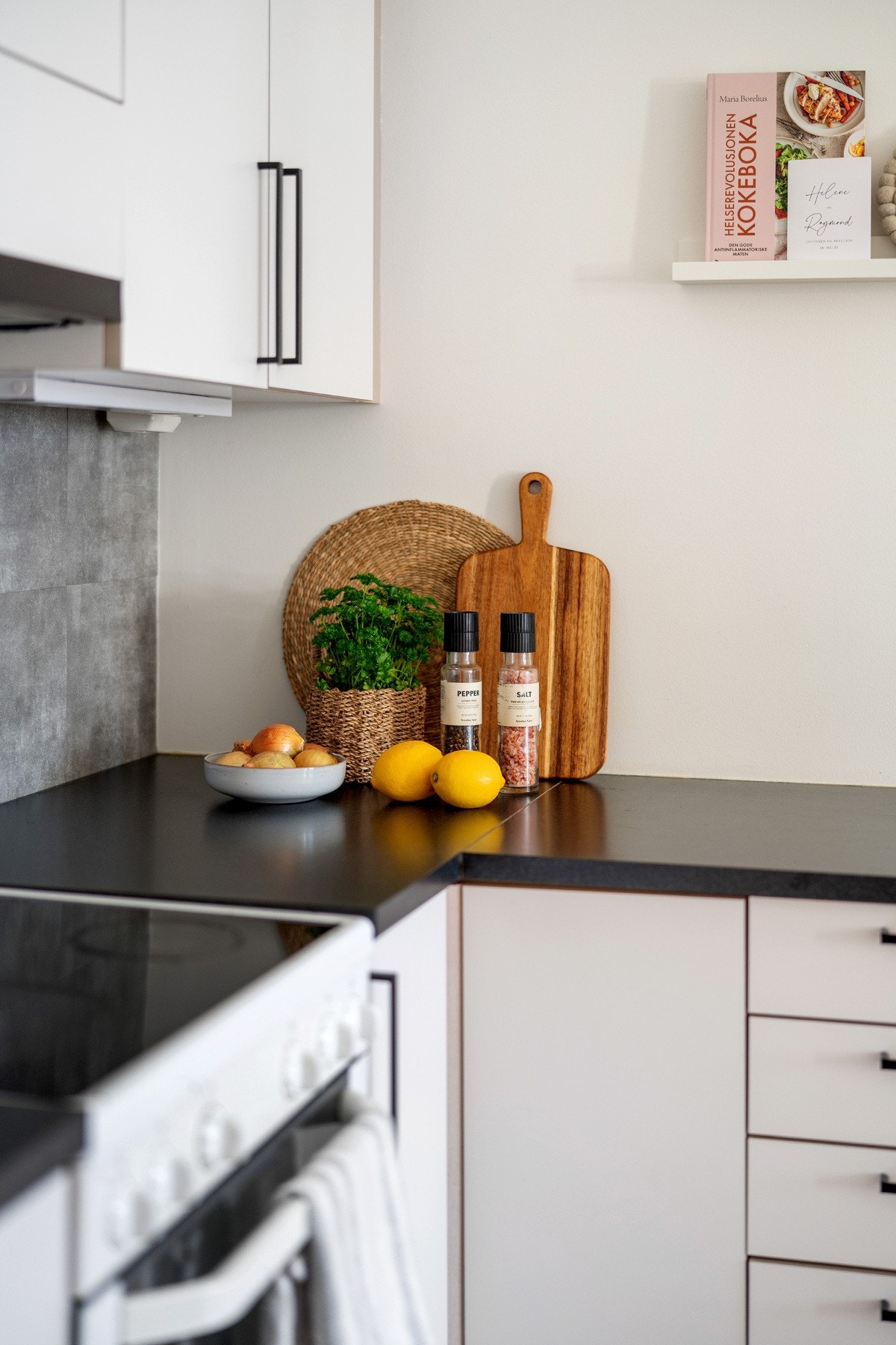 Kjøkken er lyst og nøytralt. Galleribilde