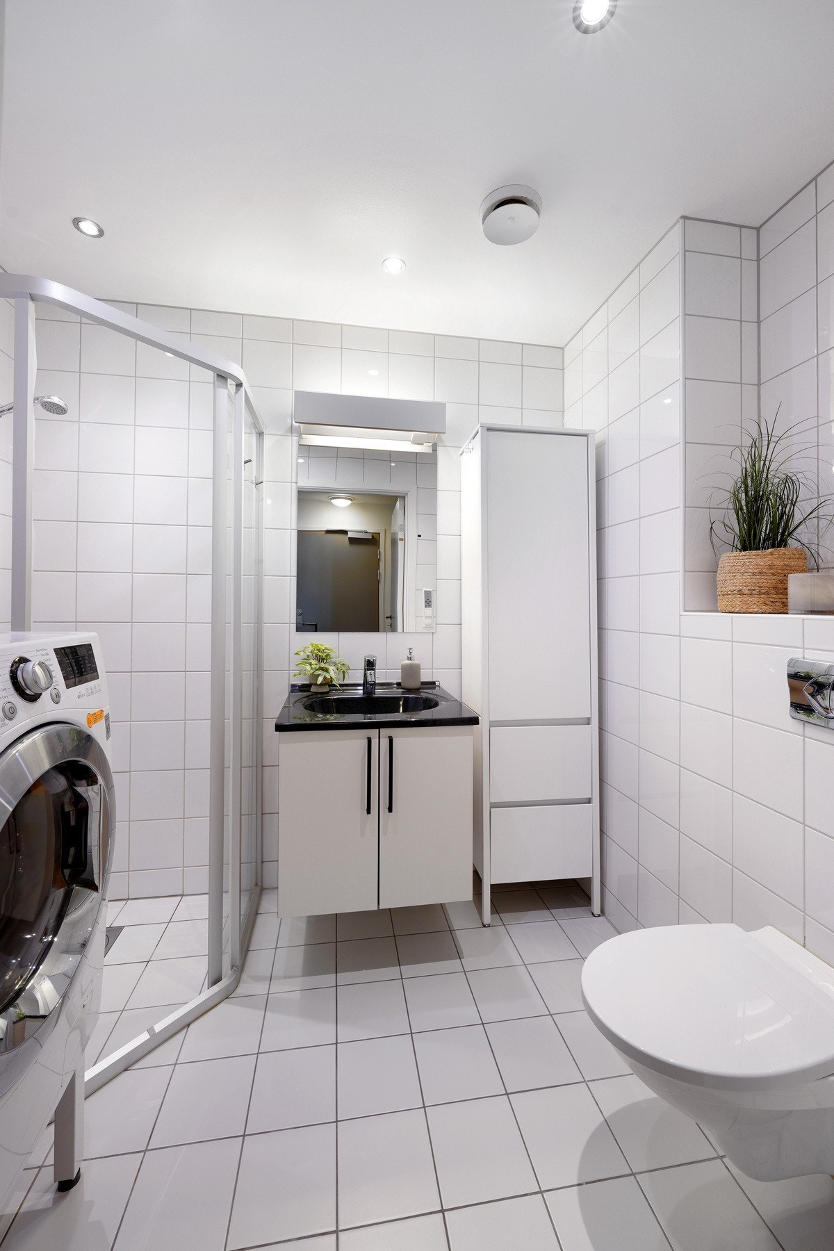 Lyst nøytralt bad med vannbåren gulvvarme. Galleribilde