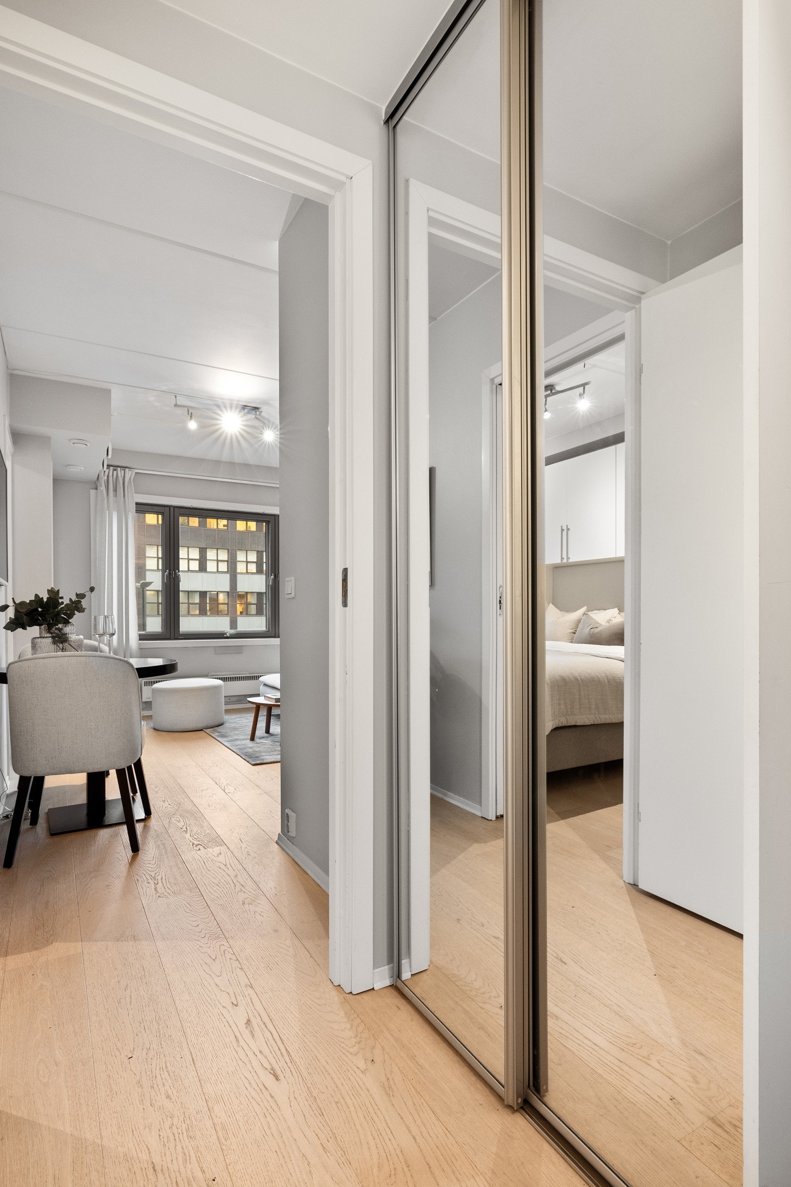 Slette overflater malt i tidsriktige fargetoner. Galleribilde