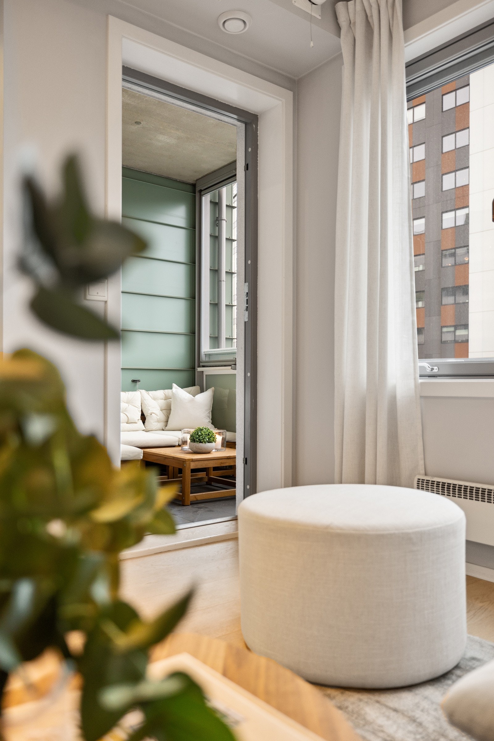 Balkongen og leiligheten vender mot sydvest, som gir fine lys- og solforhold. Galleribilde