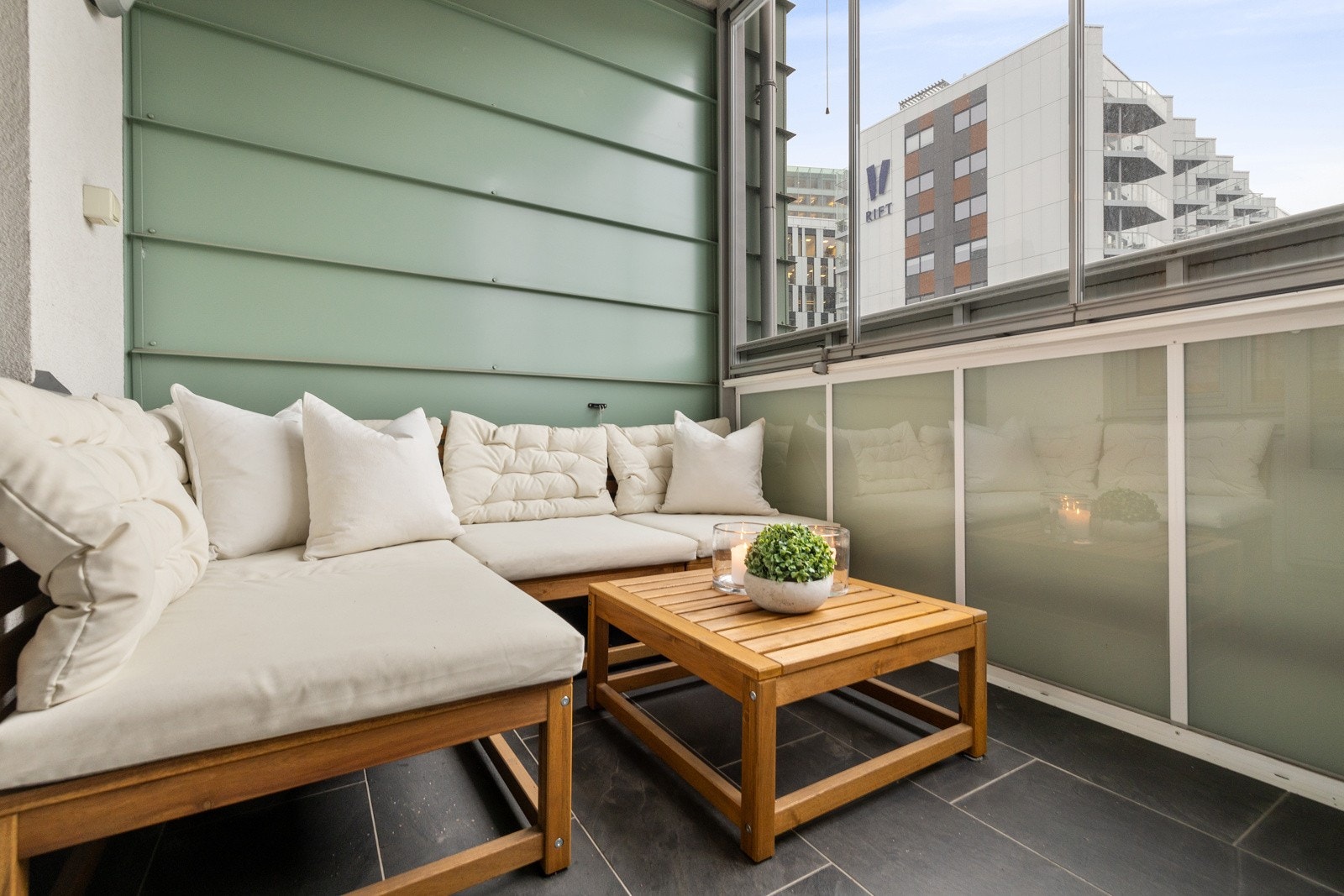 Stor, solrik balkong på 5 m2. Galleribilde