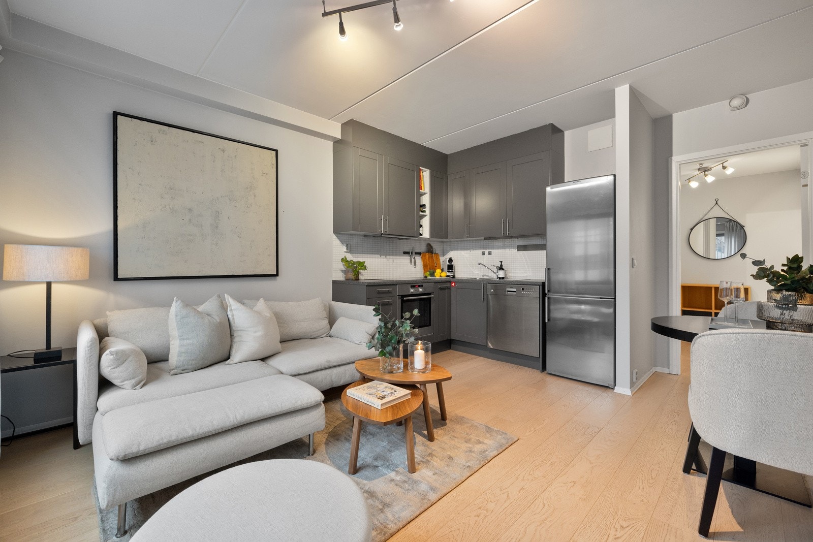 Kjøkkenet ligger i åpen og sosial løsning mot stue. Galleribilde