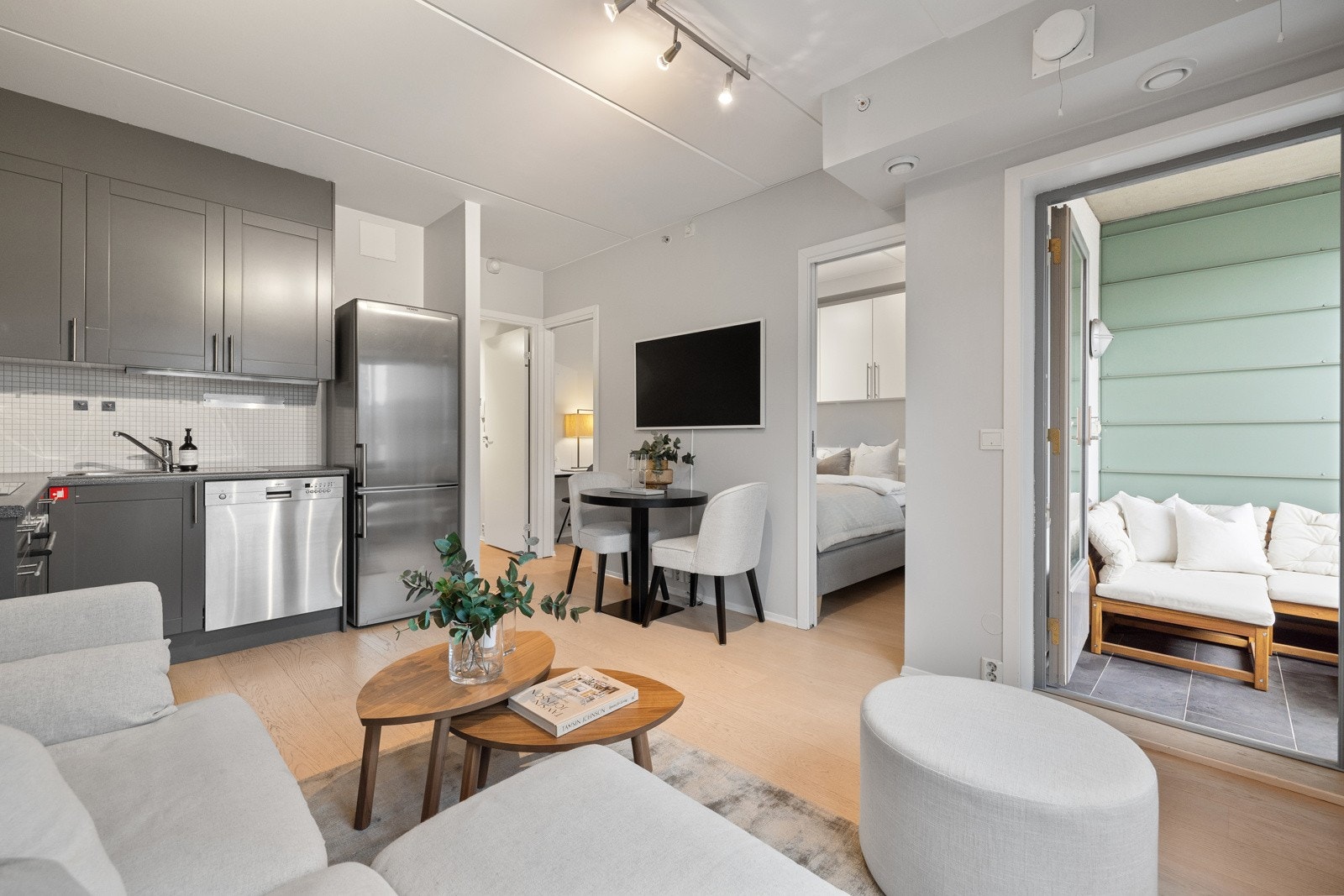 Utgang til stor, solrik balkong. Galleribilde