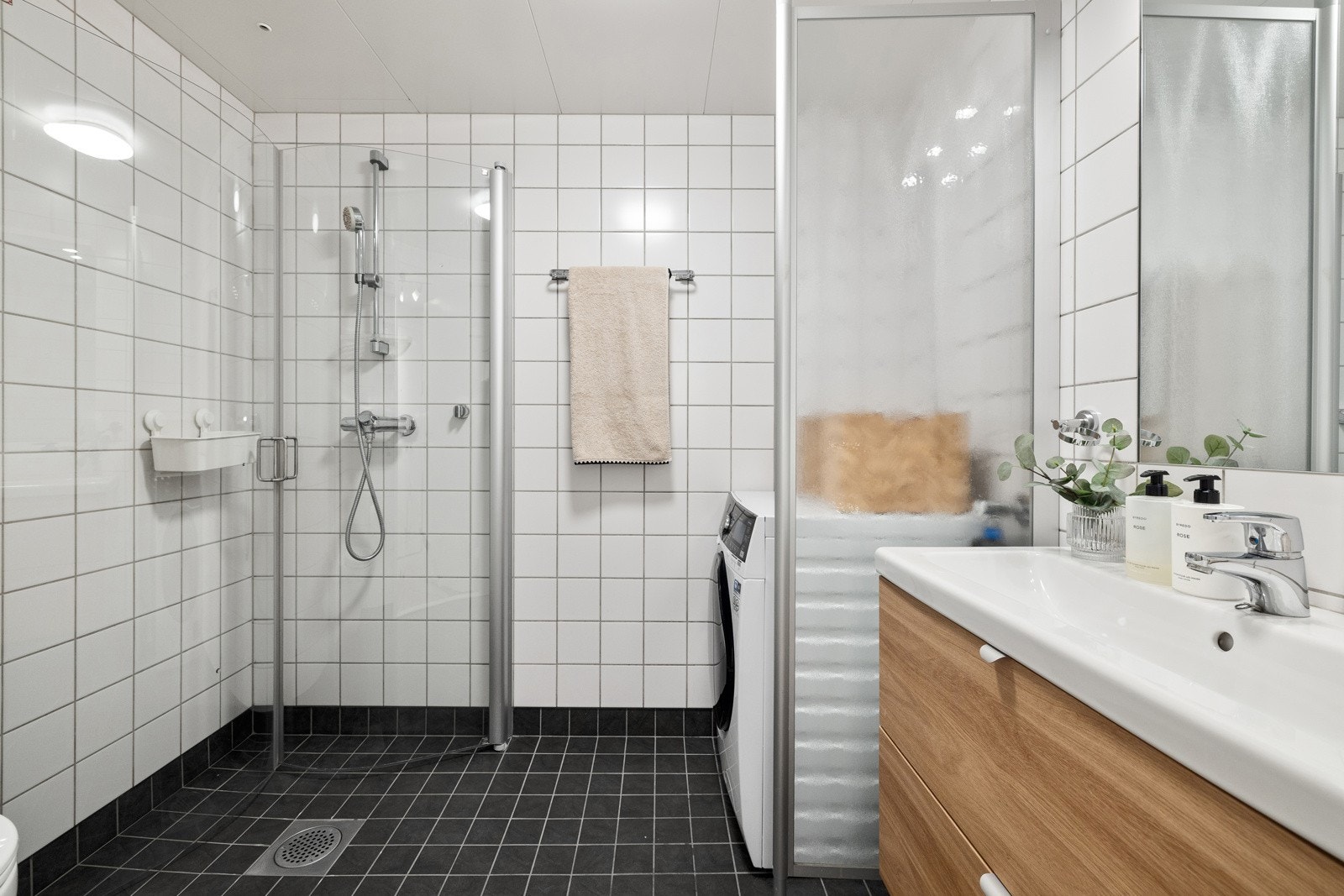 Stilrent og moderne baderom med behagelige varmekabler i gulv. Mekanisk avtrekk på baderom. Galleribilde