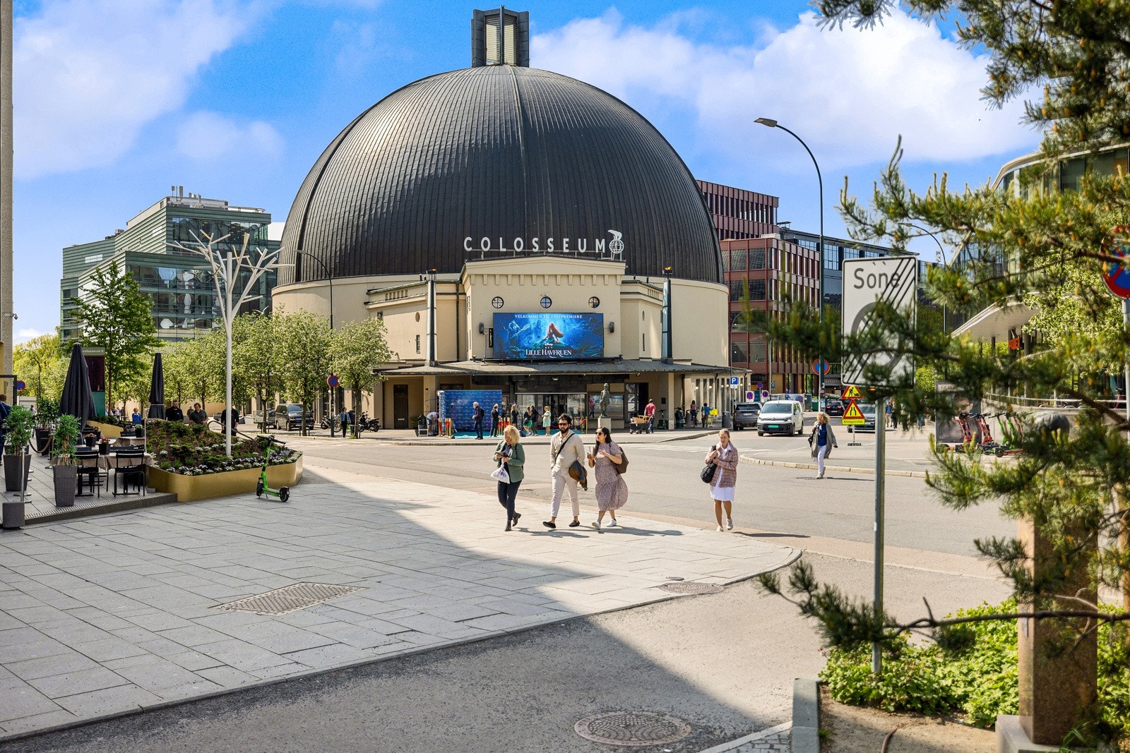 Colosseum kino, Jacobs, Meny, vinmonopol, lege- og tannlege, Joe & the Juice og flere restauranter kun 200 m unna. Galleribilde