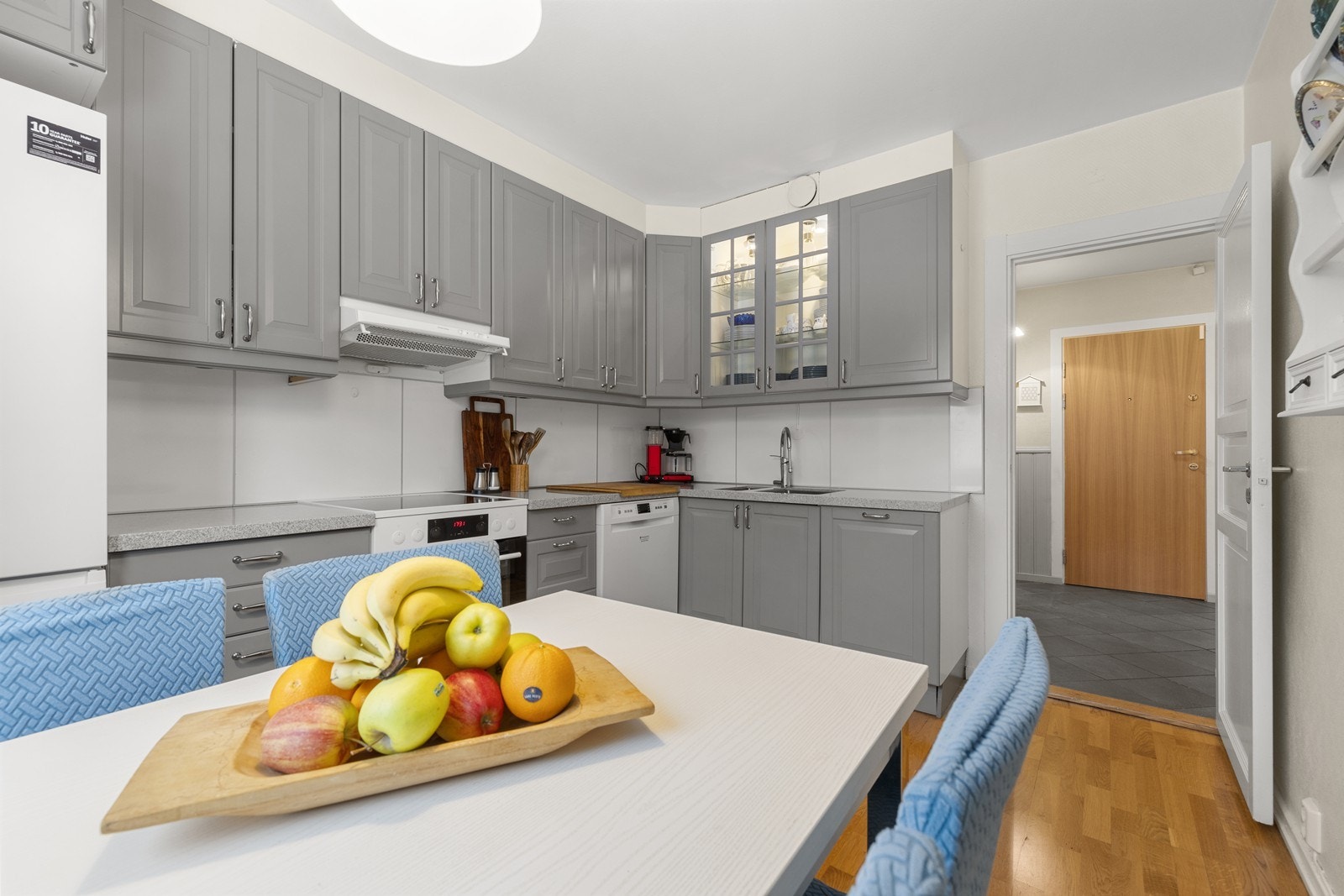 Romslig, separat kjøkken med mulighet for trivelig spiseplass ved kjøkkenvinduet. Galleribilde