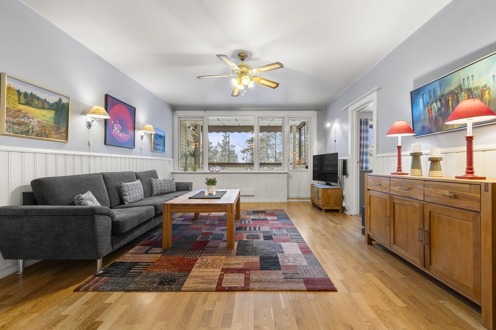 Stuen er lys og trivelig, med parkettgulv. Galleribilde