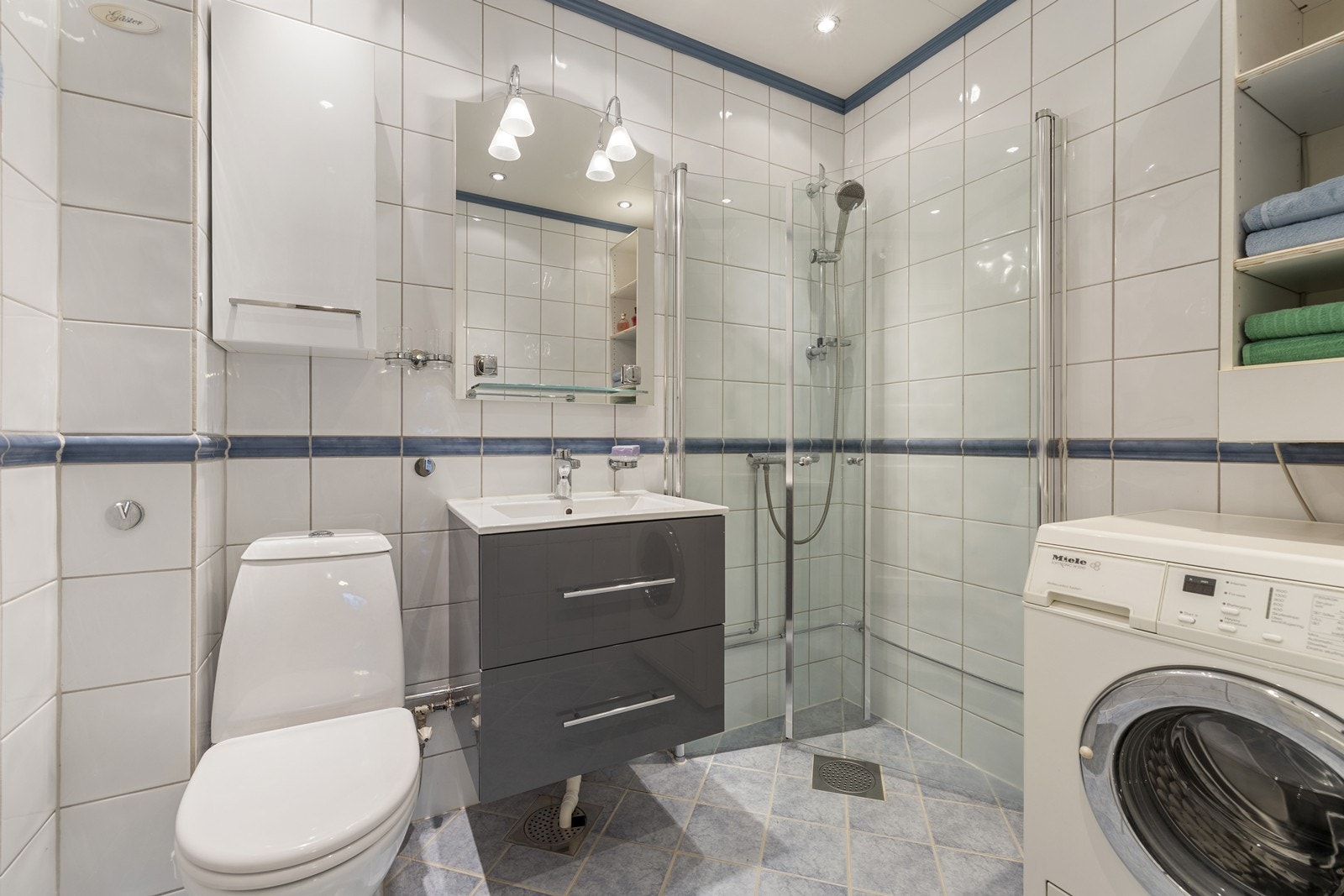 Badet er oppusset i 2013. Det er flislagte gulv og vegger, med varmekabler i gulv. Galleribilde