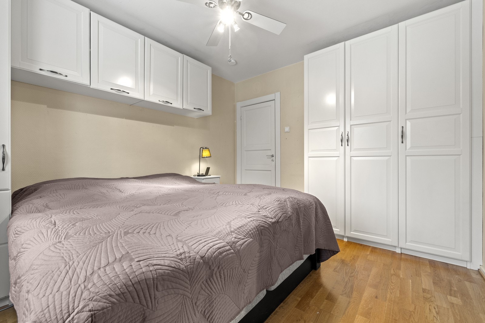 Det er 2 gode soverom i leiligheten, begge med garderobeløsning. Galleribilde