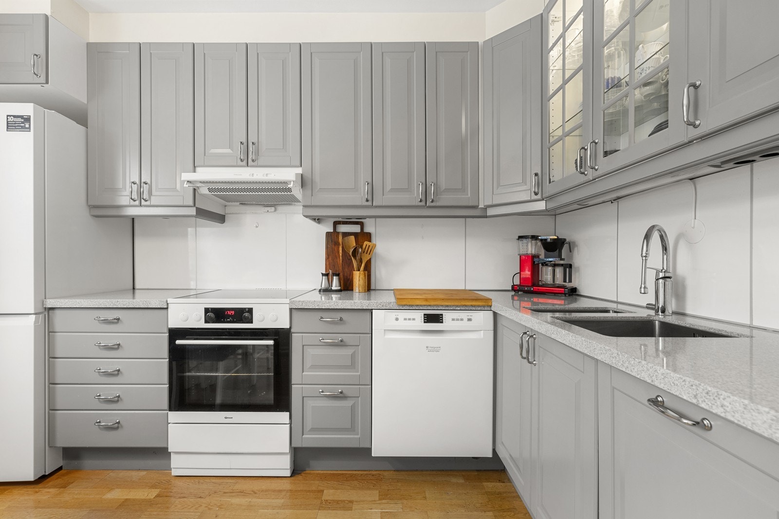 Innredningen består av kjøkkenbenk i marmor, med over- og underskap. Frontene er profilerte, og har dobbel underlimt kum. Hvitevarene er frittstående. Galleribilde