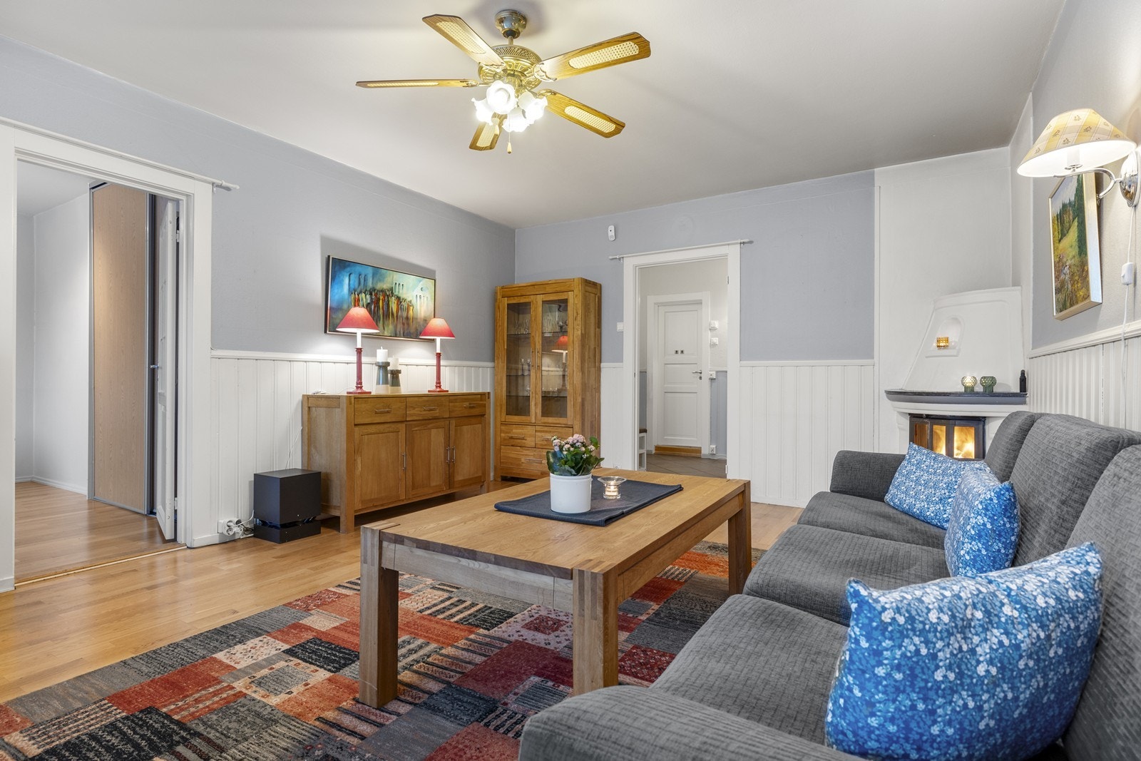 Det er peisinnsats i hjørnet av stuen. Galleribilde