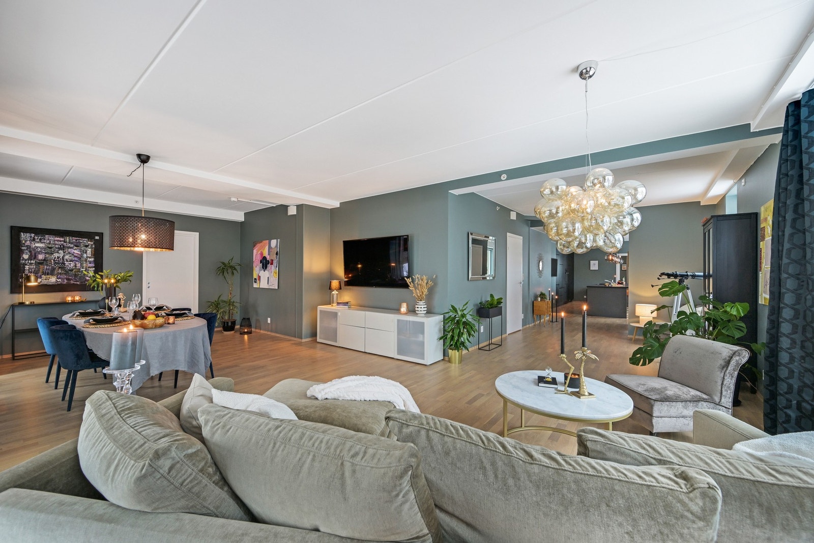 Åpen planløsning med god plass til både sofagruppe og spisestue. Galleribilde