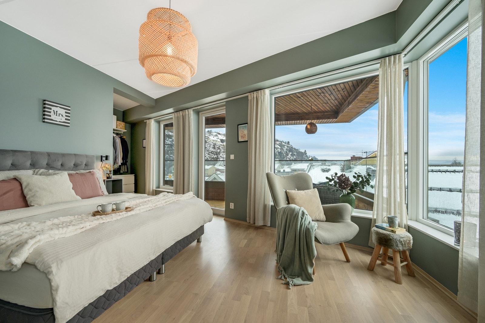 Hovedsoverommet med store vindusflater som gir rikelig med naturlig lys. Rommet har parkettgulv og grønne vegger. Fra soverommet er det utgang til en romslig balkong med flott utsikt. Galleribilde