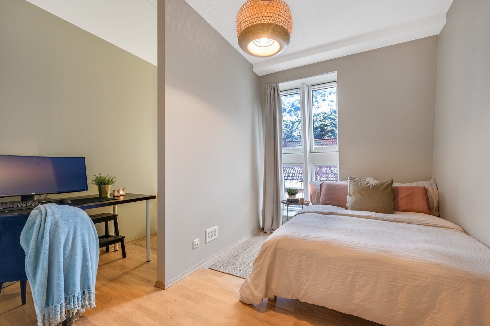 Soverom nr. 3 er lyst med store vinduer og utsikt. Veggene er malt i nøytrale farger, og det er parkettgulv. Galleribilde