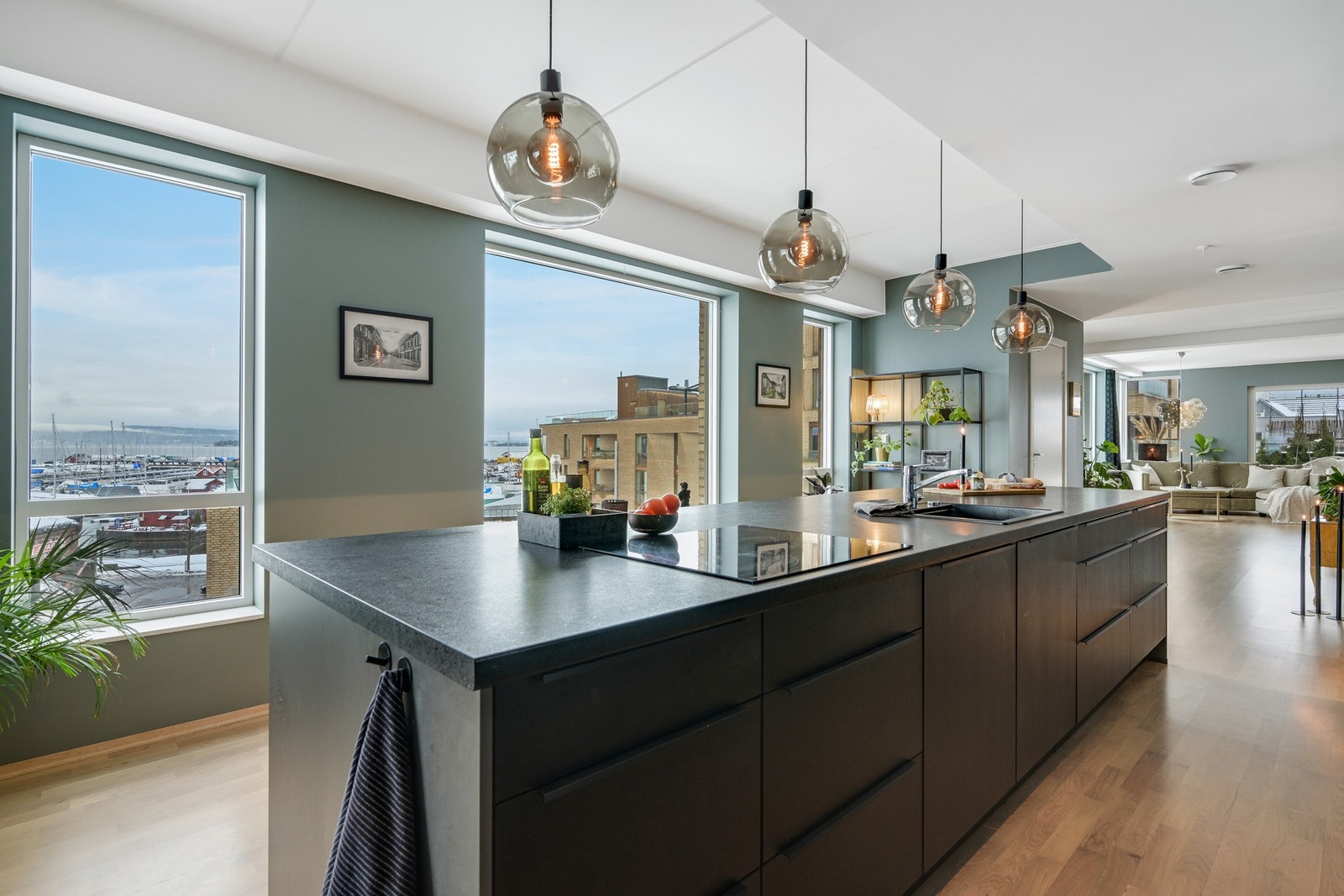 Kjøkkenet har store vinduer med utsikt mot marinaen. Moderne kjøkkenøy med integrerte hvitevarer og rikelig oppbevaringsplass. Galleribilde