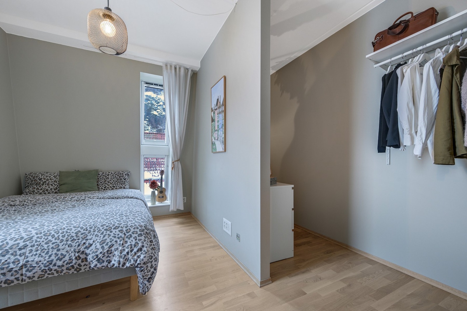 Soverom nr. 2 med god plass til dobbeltseng. Også her er det walk-in closet med åpen garderobeløsning. Galleribilde