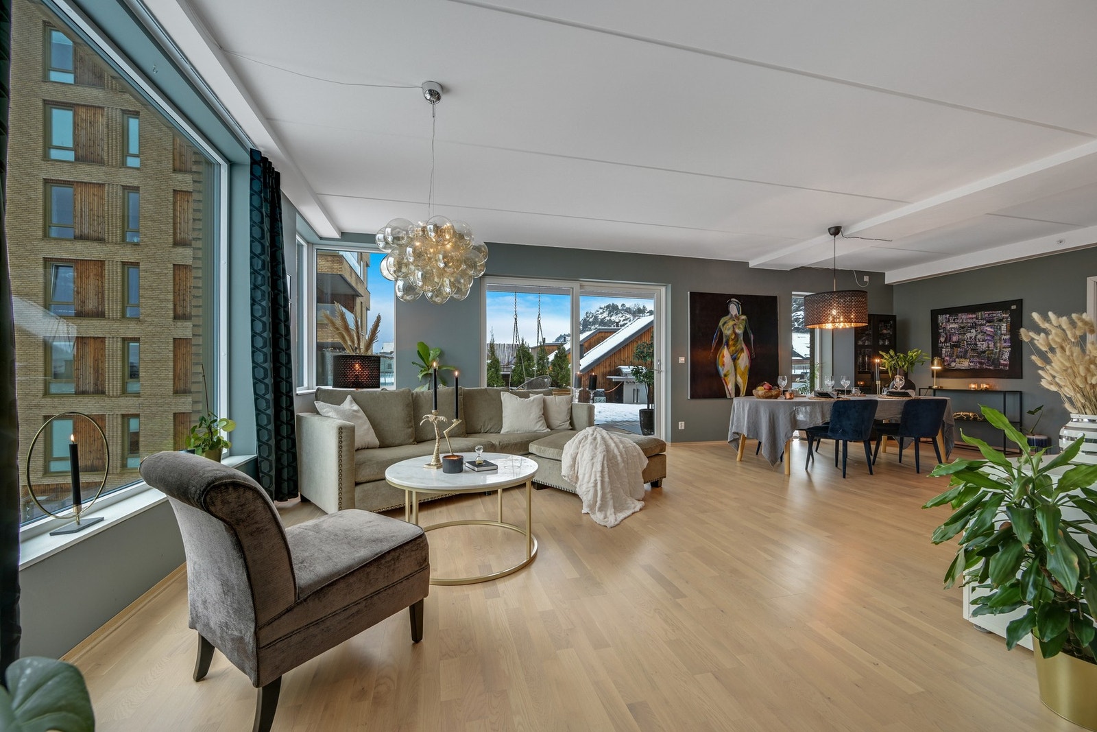 Direkte utgang til balkong med utsikt mot nærområdet. Galleribilde