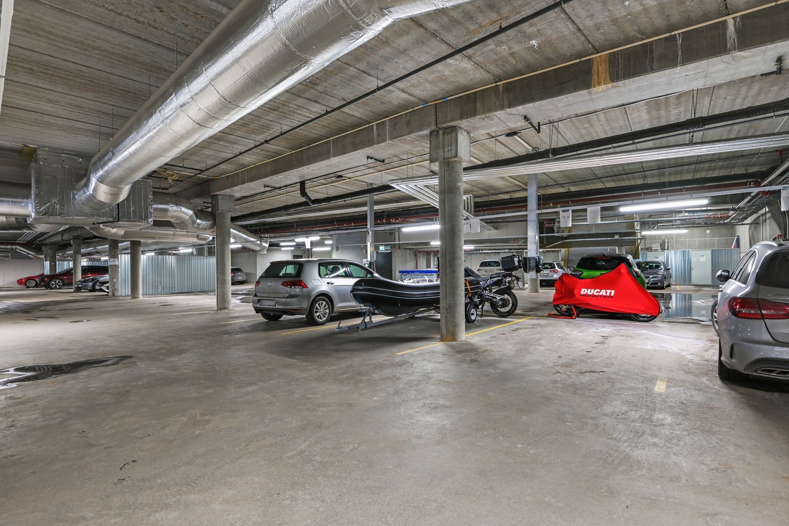 Lys og romslig parkeringskjeller med en medfølgende parkering til leiligheten, i tillegg til en 7 kvm bod for oppbevaring. Galleribilde