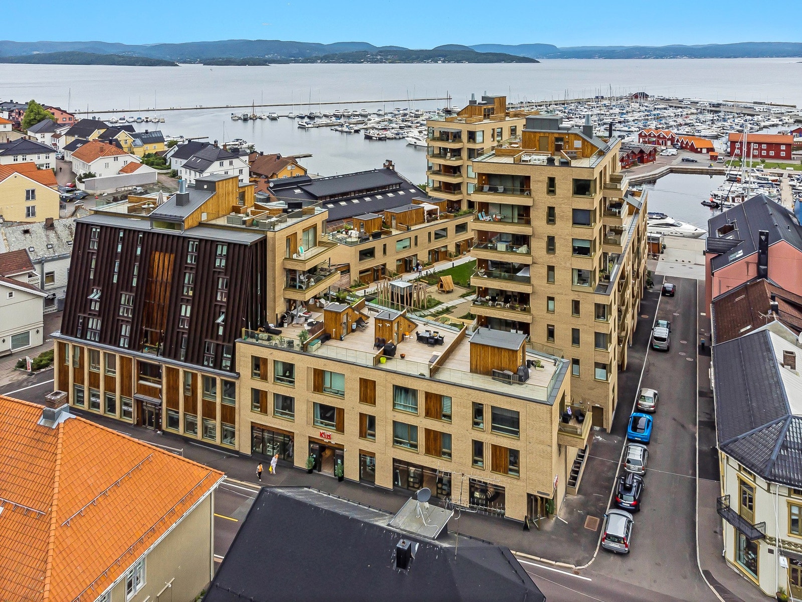 Leiligheten ligger et steinkast unna brygga med nærhet til "alt". Galleribilde
