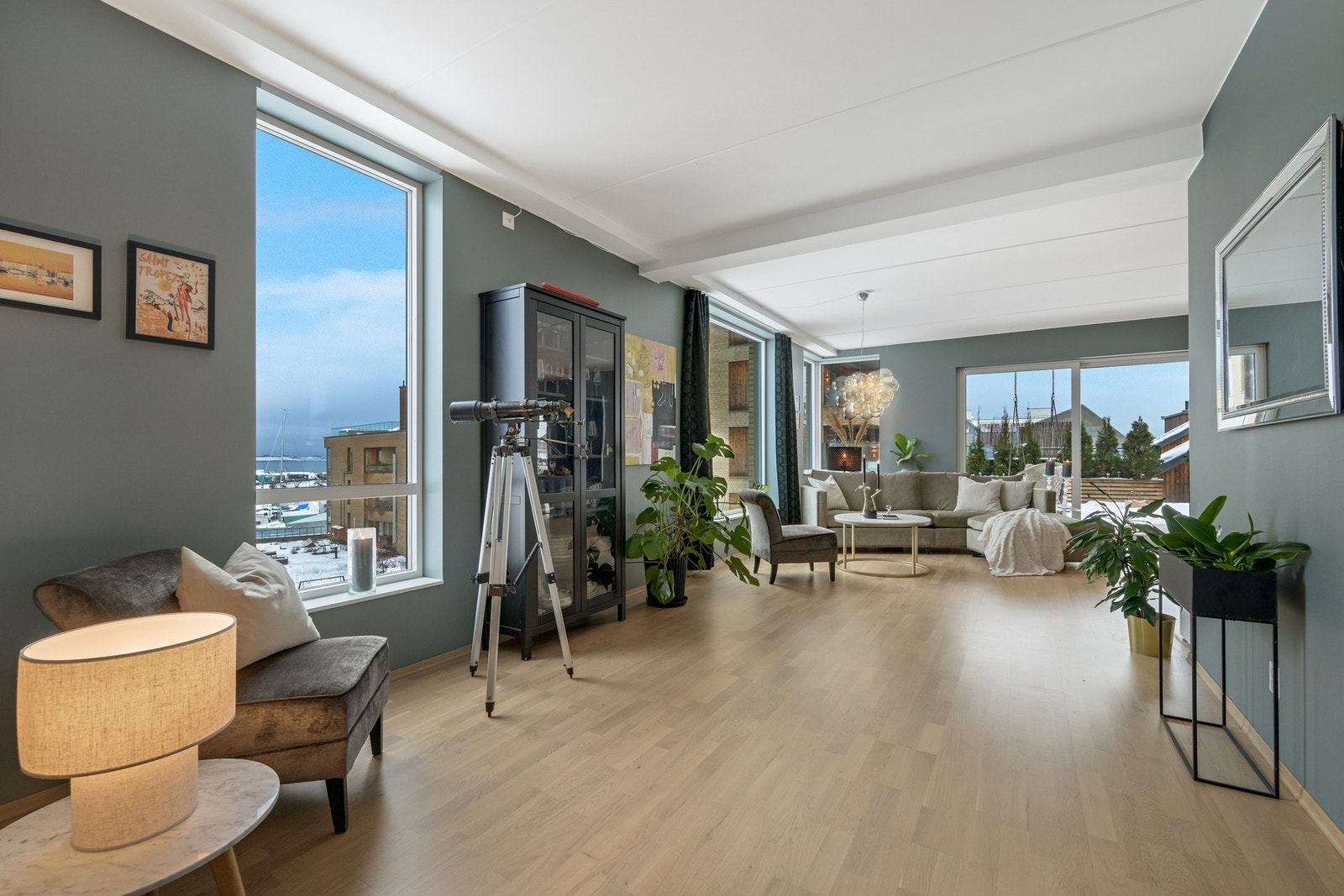 Store vindusflater gir godt med naturlig lys. Galleribilde