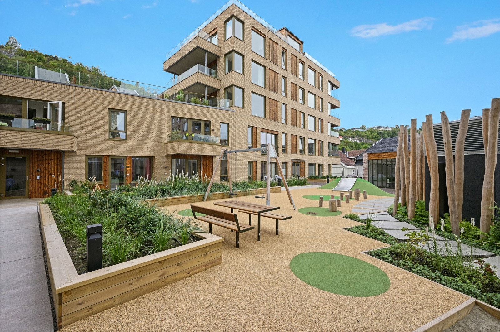 Barn kan leke trygt og skjermet i en moderne lekeplass i borettslagets fellesområder. Galleribilde