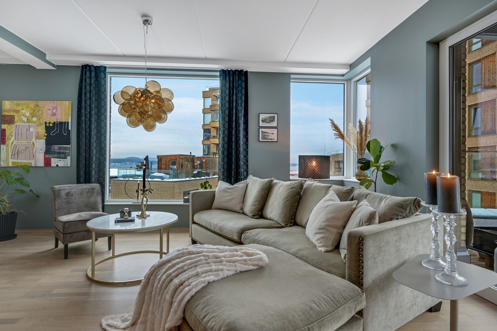 Moderne belysning og dekorative elementer gir rommet en hyggelig atmosfære. Galleribilde