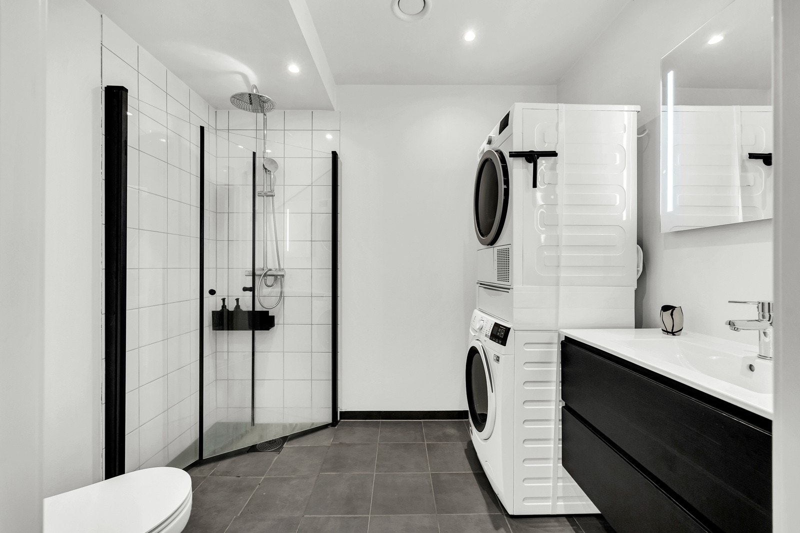 Pent, flislagt bad med gulvvarme. Galleribilde