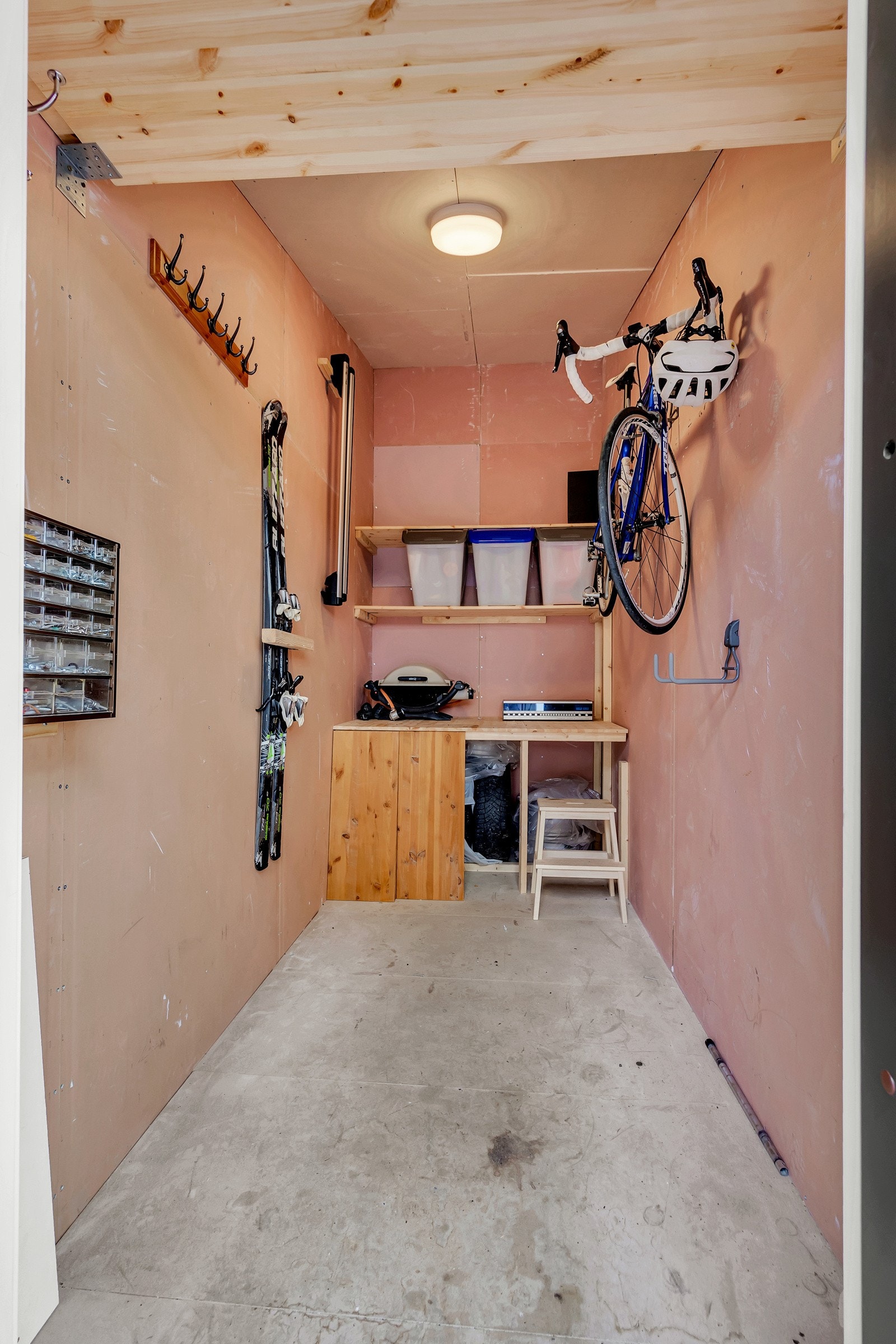 Praktisk sportbod, i tillegg til innvendig bod. Gode lagringsmuligheter! Galleribilde