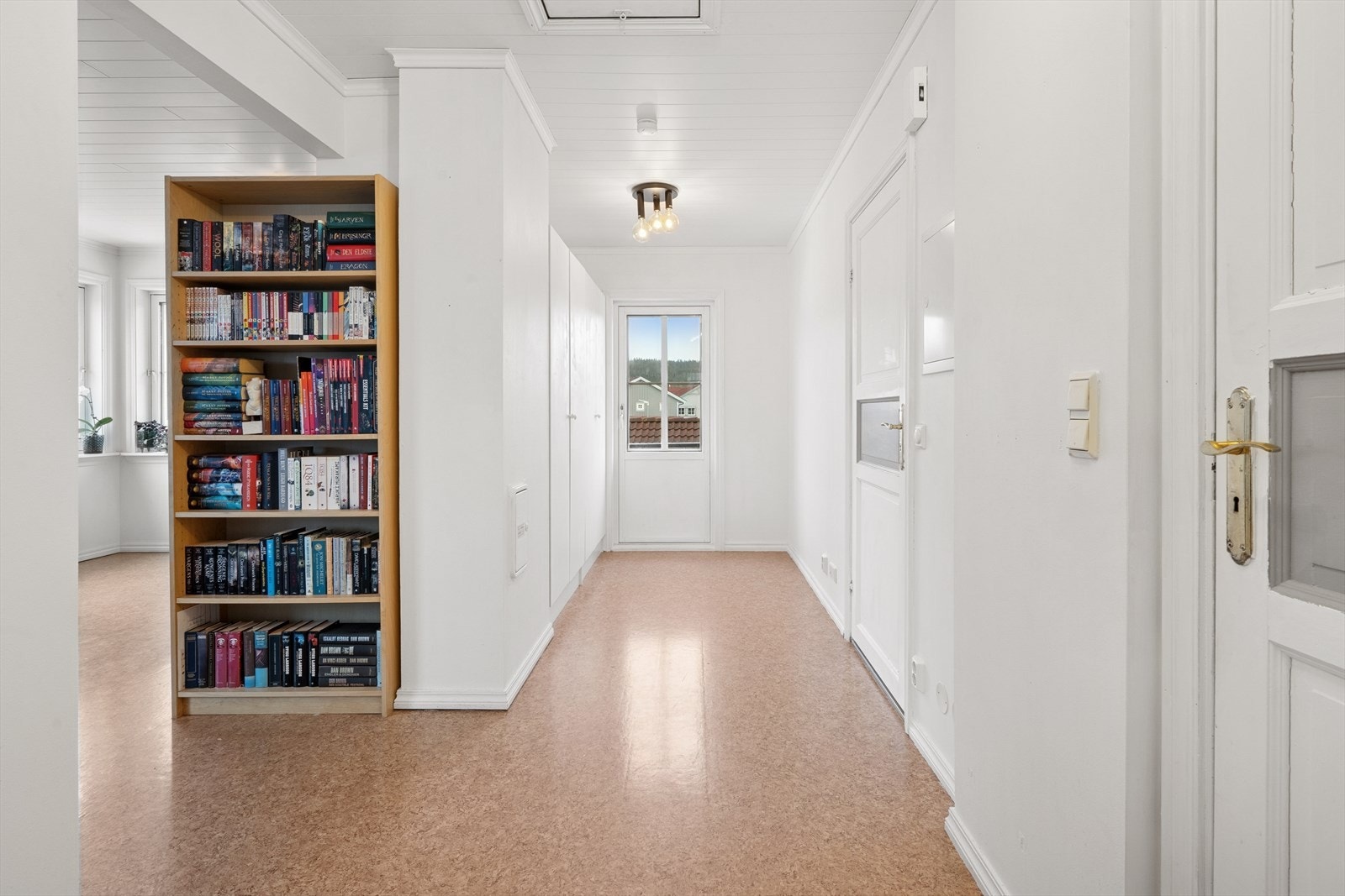 Fra entréen er det adkomst videre i gangen hvor man både har garderobeskap og et loft. Galleribilde