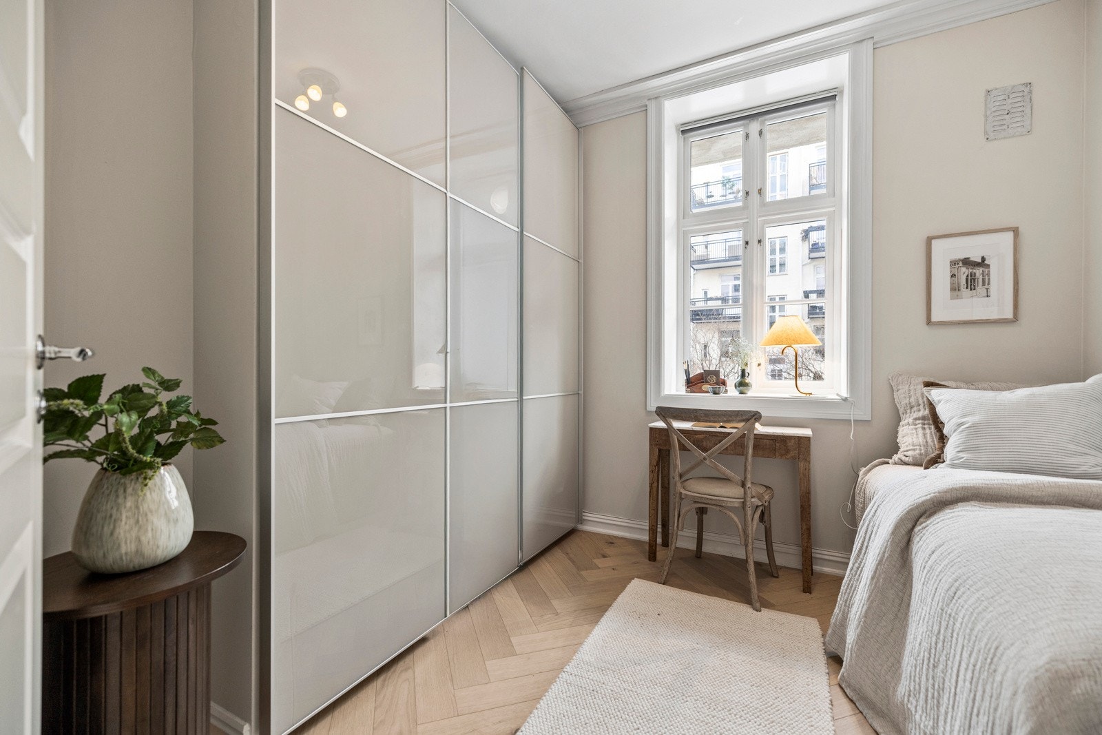 Soverom II har plass til større seng og skyvedørsgarderobe Galleribilde
