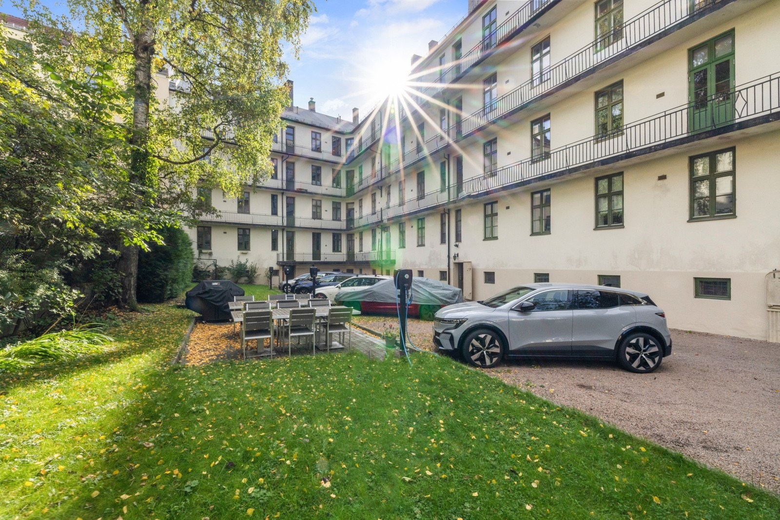 Aksjelaget har 8 parkeringsplasser med lader til el-bil som leies ut til beboere Galleribilde