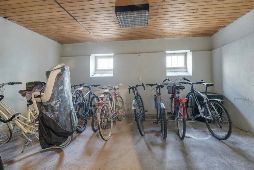 Det er avlåst sykkelparkering i kjeller. Galleribilde