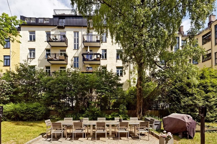 Hyggelig bakgård med sitteplasser og grillplass på sommerstid. Galleribilde