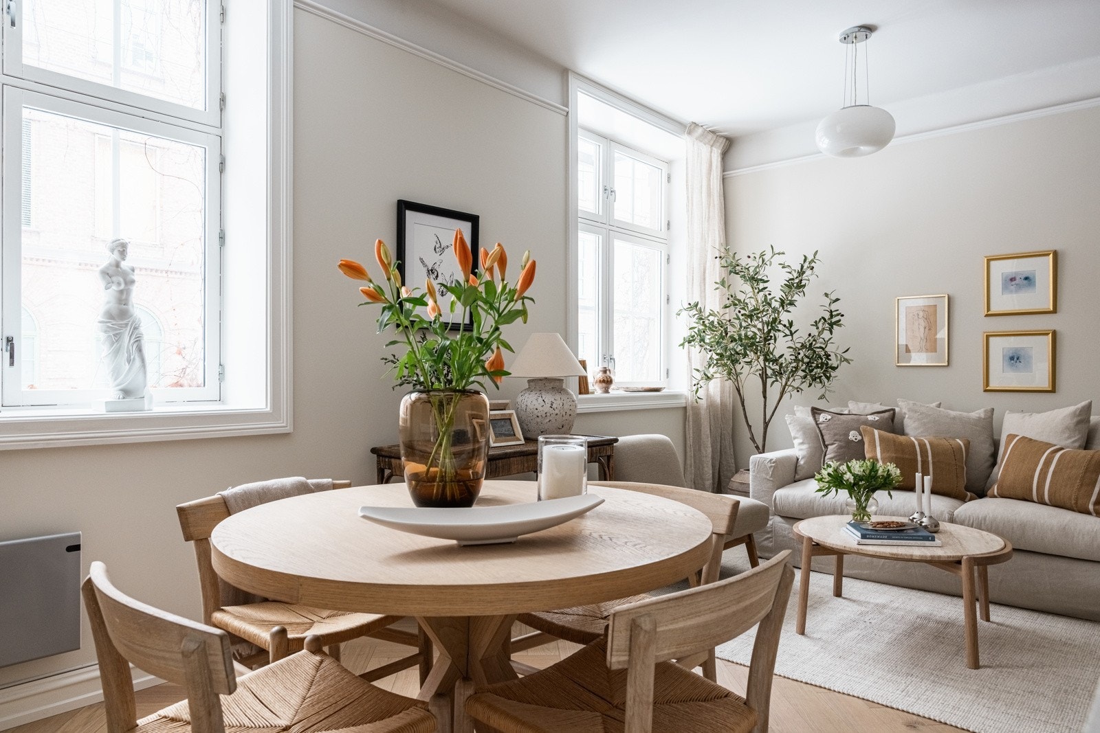 Det er god plass til spisebord og sofaløsning i stuen. Selger har hatt tv på vegg mellom vinduer Galleribilde