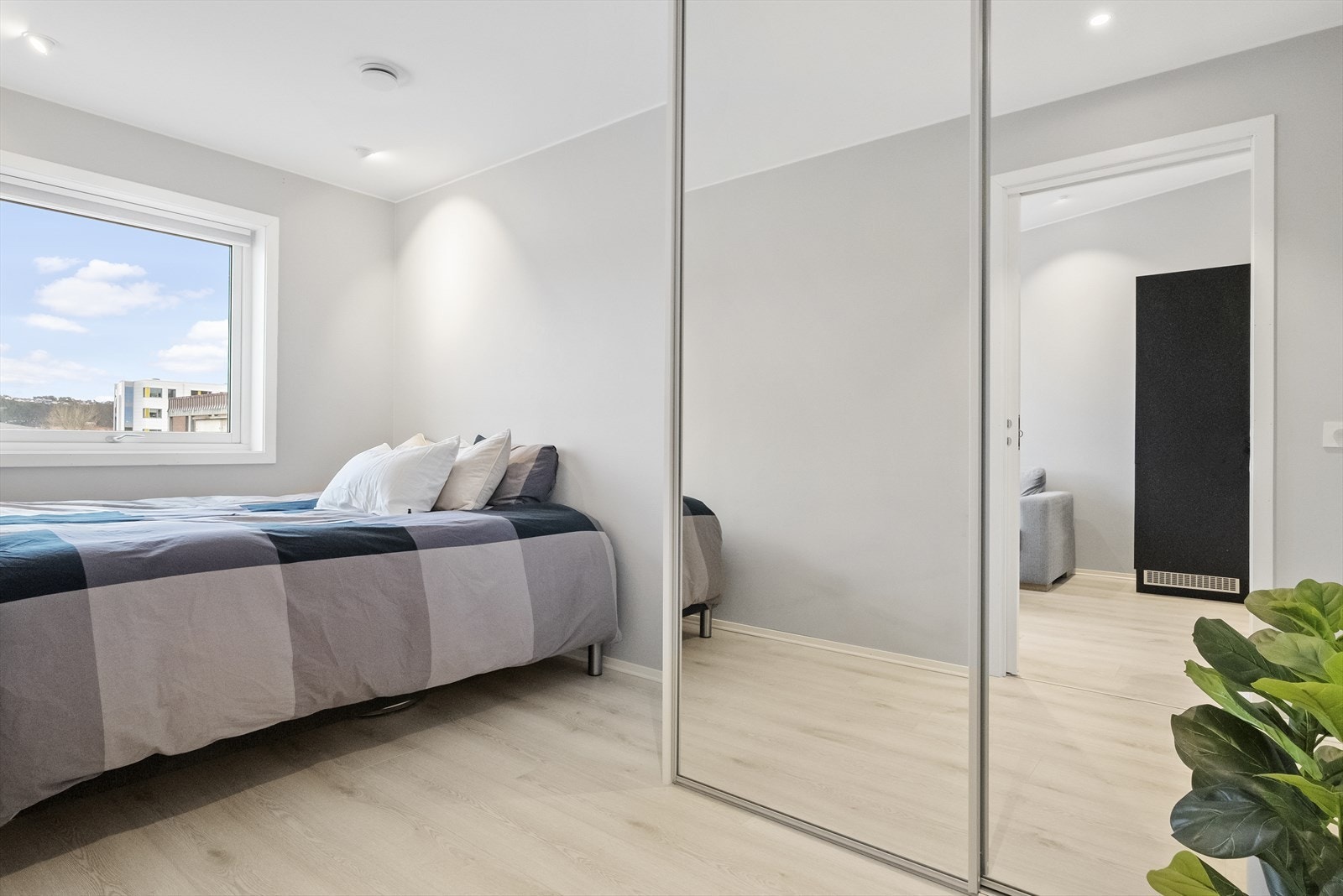 Soverommet har god plass til dobbeltseng og har integrert skyvedørsgarderobe Galleribilde
