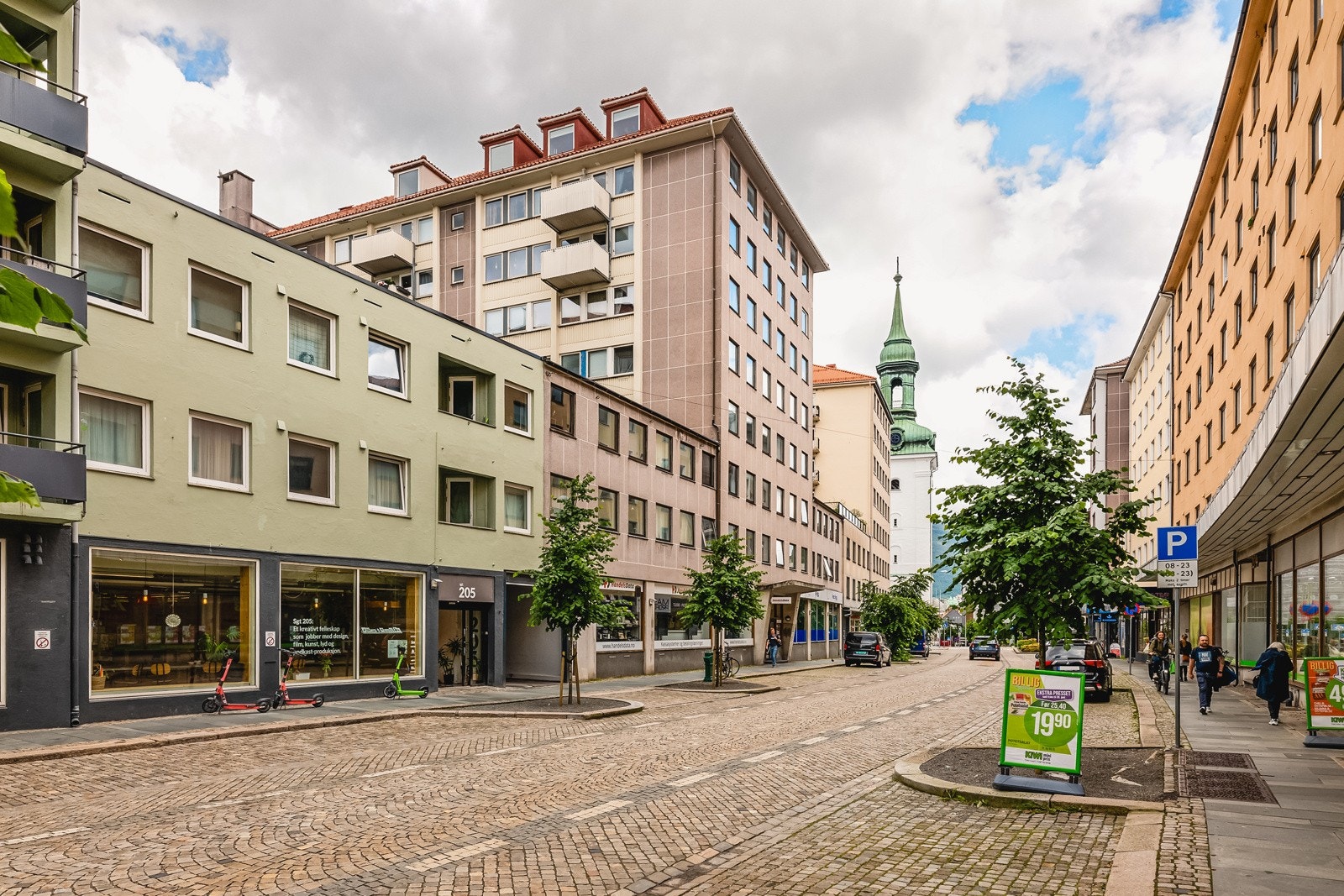 I Strandgaten 203 har man den perfekte beliggenheten dersom man ønsker å bo sentralt, men samtidig skjermet for støy og bylarm. Galleribilde